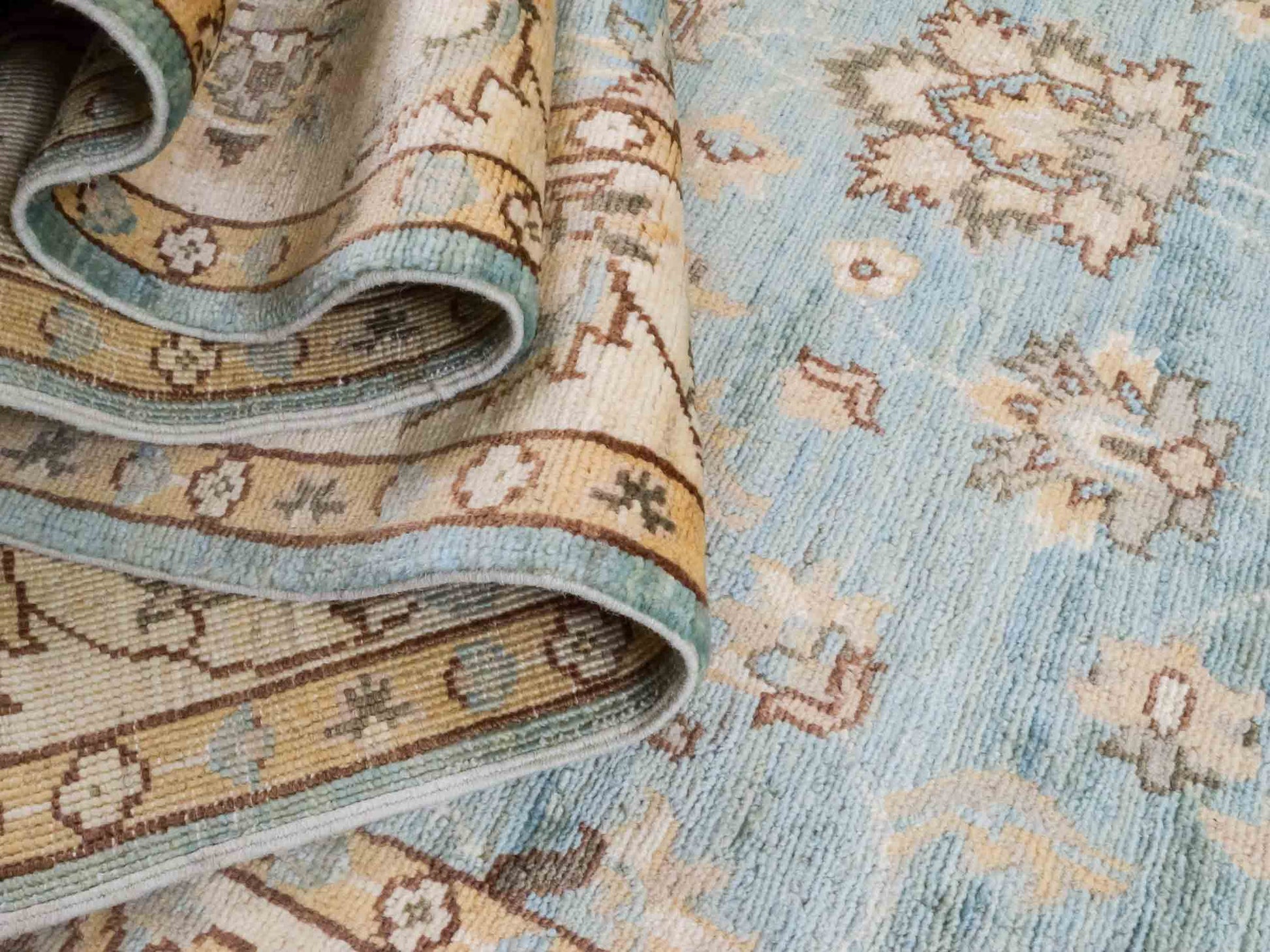 Handgeknüpfter Ziegler Farahan Läufer-Orientteppich von Khademi aus Wolle, blau, beige, gold. Klassisches Allover-Design. Traditionell von Hand geknüpft in Afghanistan. Größe: 338 cm x 121 cm. Teppichnummer: RB3-1031. Verkauf durch Jupiter Intl.