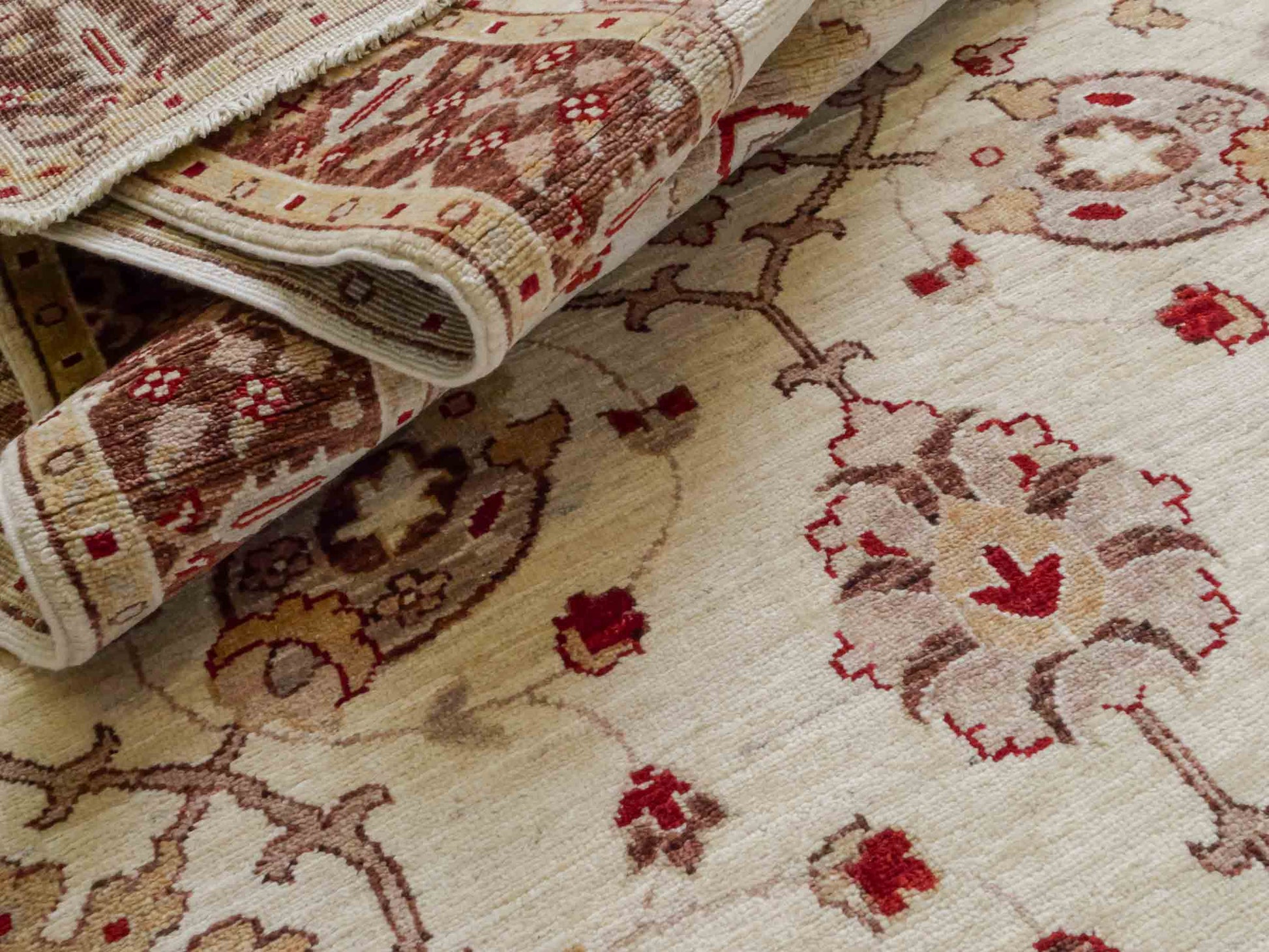 Handgeknüpfter Ziegler Farahan Läufer-Orientteppich von Khademi aus Wolle, rot, beige. Klassisches Allover-Design. Traditionell von Hand geknüpft in Afghanistan. Größe: 440 cm x 126 cm. Teppichnummer: RB3-1028. Verkauf durch Jupiter Intl.