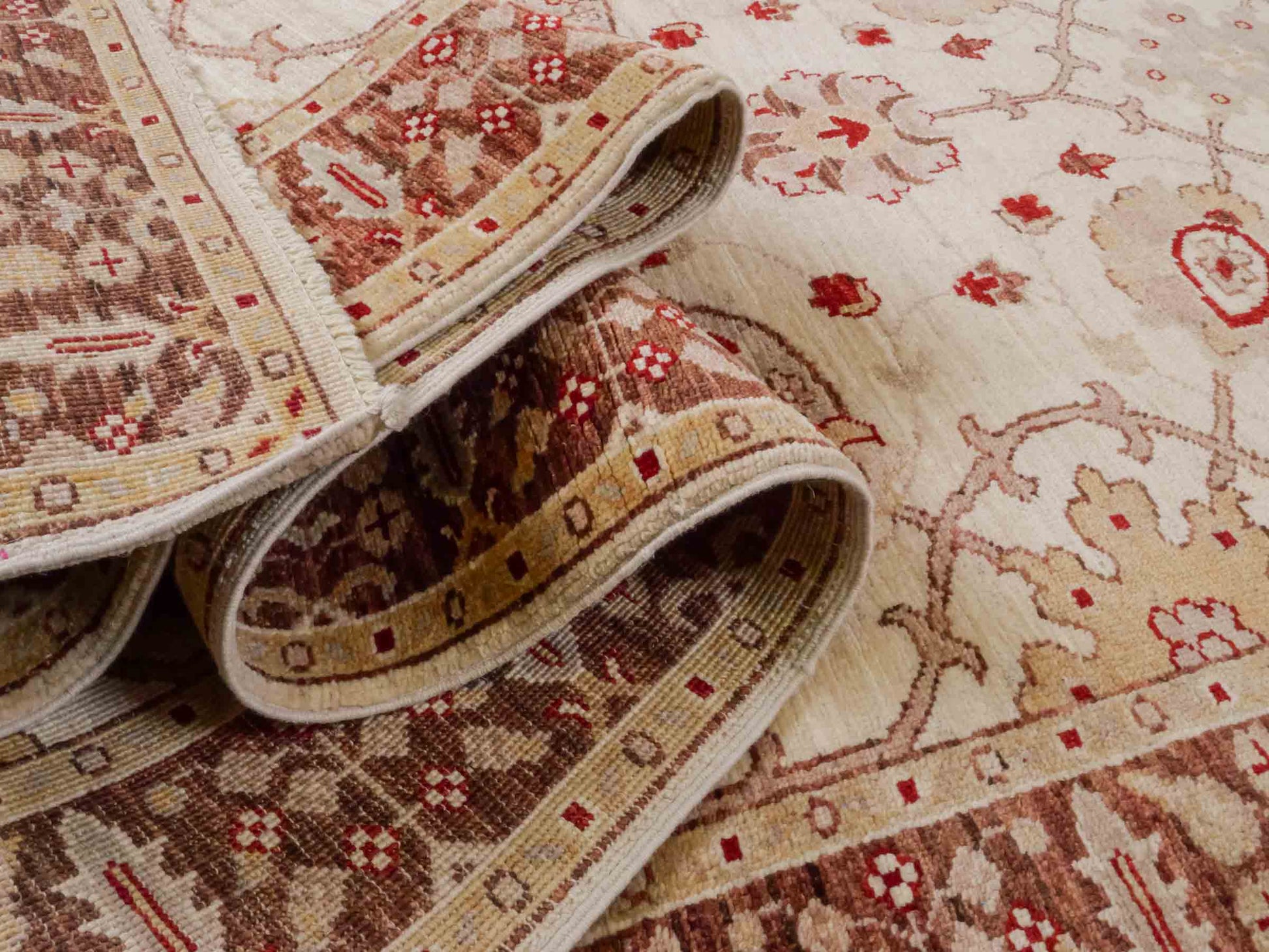 Handgeknüpfter Ziegler Farahan Läufer-Orientteppich von Khademi aus Wolle, rot, beige. Klassisches Allover-Design. Traditionell von Hand geknüpft in Afghanistan. Größe: 440 cm x 126 cm. Teppichnummer: RB3-1028. Verkauf durch Jupiter Intl.