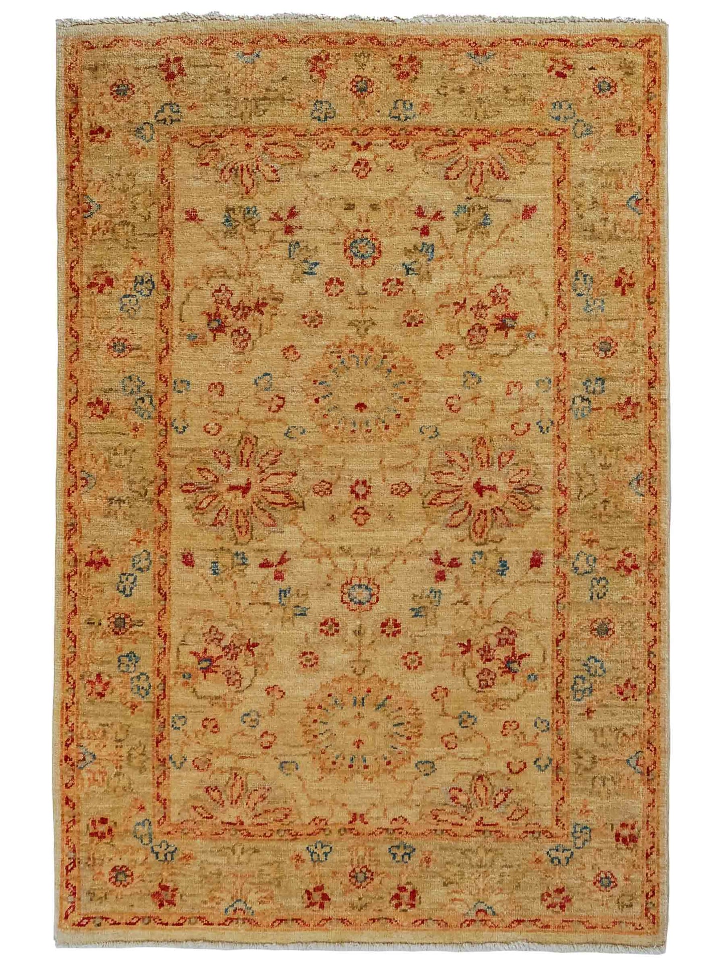 Handgeknüpfter Ziegler Farahan Orientteppich von Khademi aus Wolle, gold, beige. Klassisches Allover-Design. Traditionell von Hand geknüpft in Afghanistan. Größe: 114 cm x 79 cm. Teppichnummer: RB3-1024. Verkauf durch Jupiter Intl.