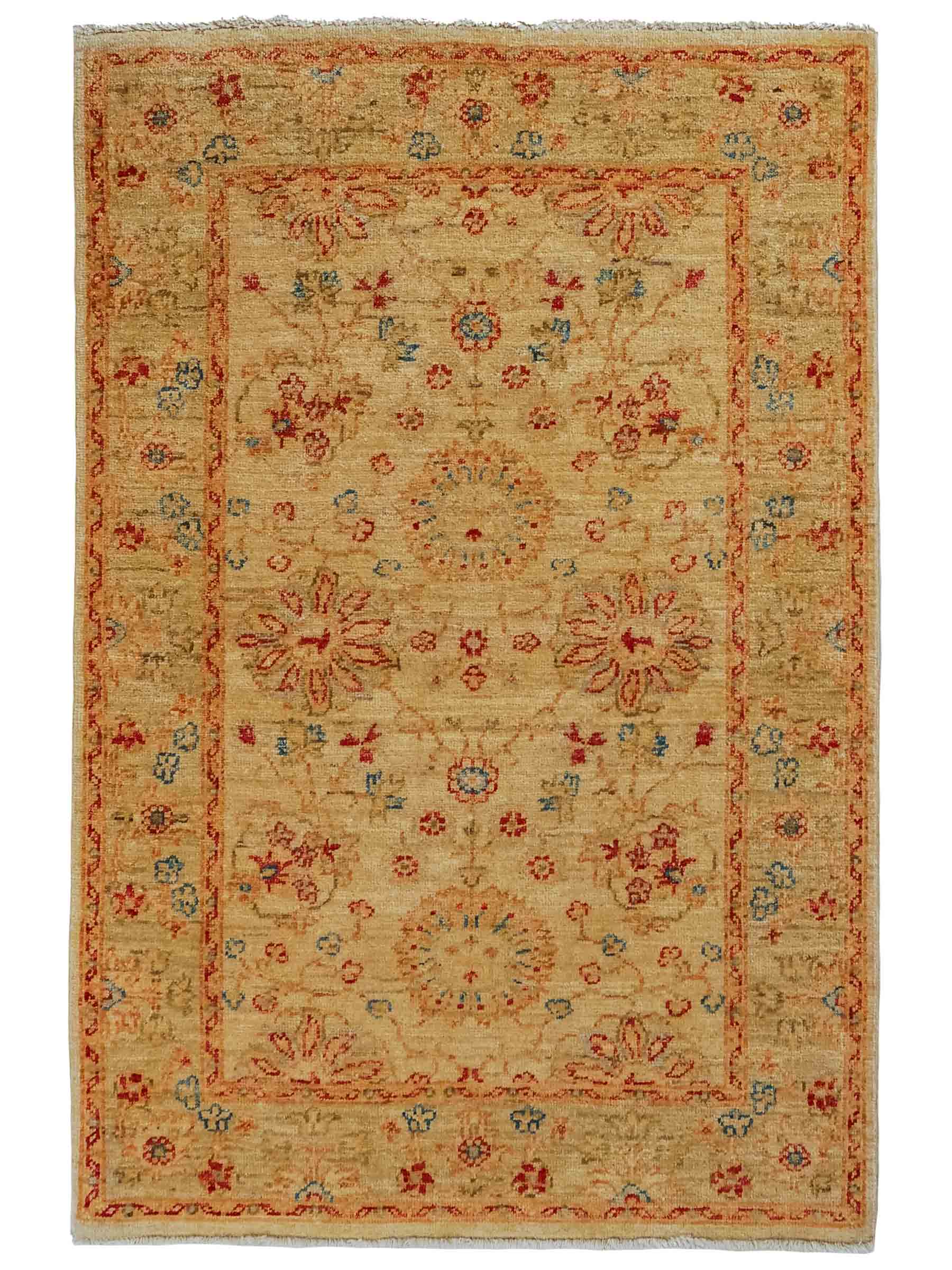 Handgeknüpfter Ziegler Farahan Orientteppich von Khademi aus Wolle, gold, beige. Klassisches Allover-Design. Traditionell von Hand geknüpft in Afghanistan. Größe: 114 cm x 79 cm. Teppichnummer: RB3-1024. Verkauf durch Jupiter Intl.