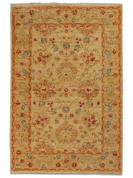 Handgeknüpfter Ziegler Farahan Orientteppich von Khademi aus Wolle, gold, beige. Klassisches Allover-Design. Traditionell von Hand geknüpft in Afghanistan. Größe: 114 cm x 79 cm. Teppichnummer: RB3-1024. Verkauf durch Jupiter Intl.