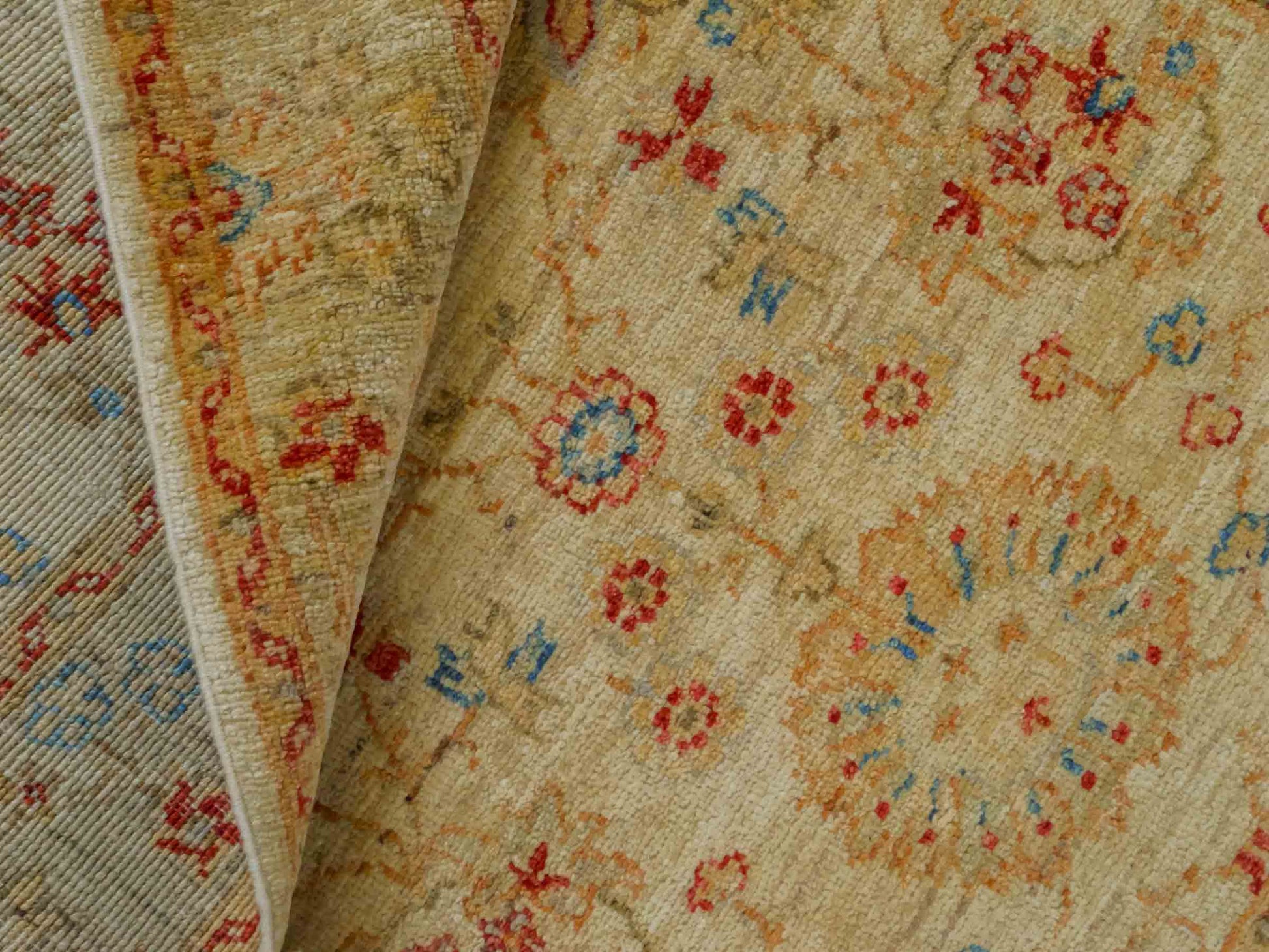 Handgeknüpfter Ziegler Farahan Orientteppich von Khademi aus Wolle, gold, beige. Klassisches Allover-Design. Traditionell von Hand geknüpft in Afghanistan. Größe: 114 cm x 79 cm. Teppichnummer: RB3-1024. Verkauf durch Jupiter Intl.