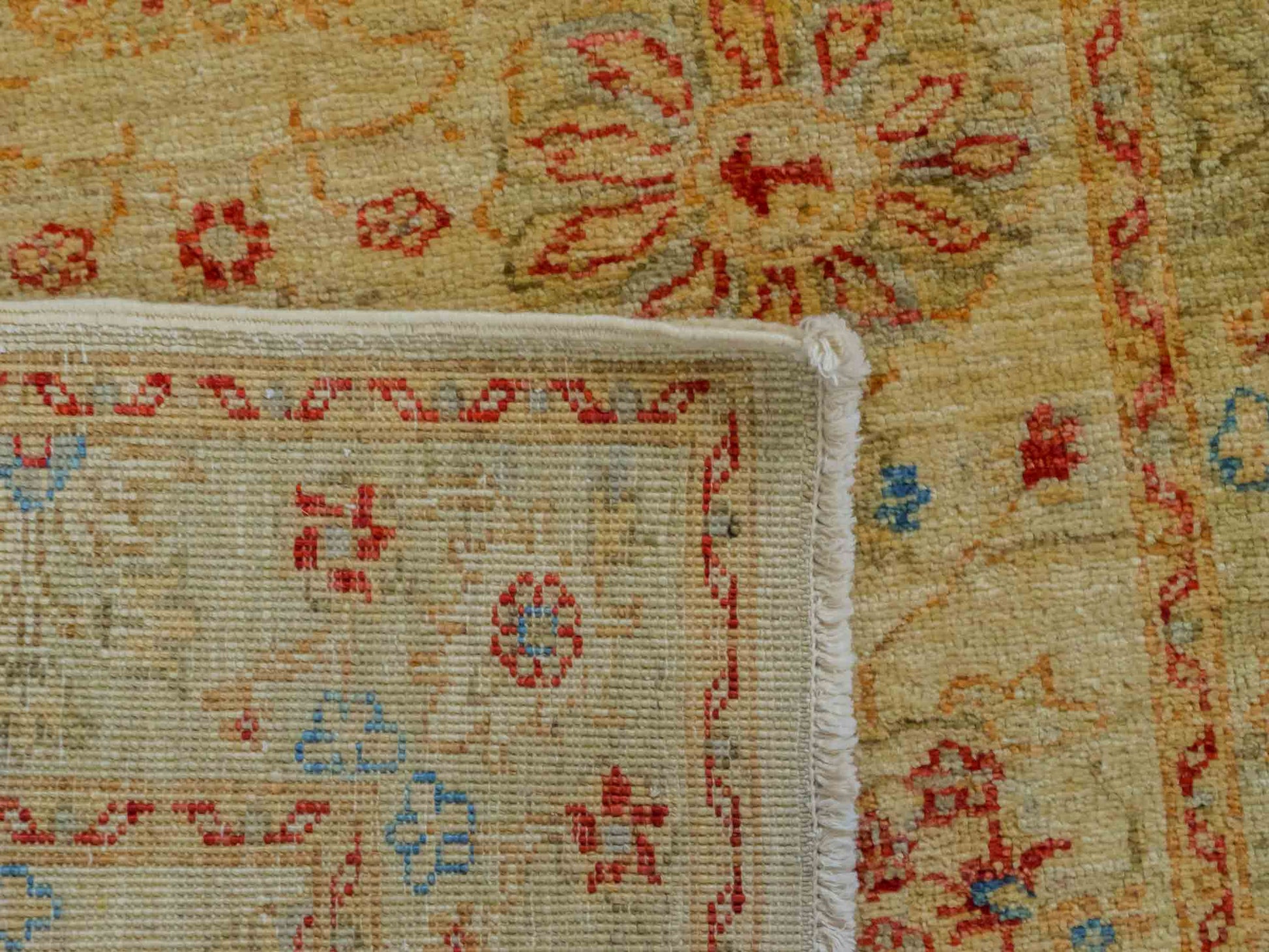 Handgeknüpfter Ziegler Farahan Orientteppich von Khademi aus Wolle, gold, beige. Klassisches Allover-Design. Traditionell von Hand geknüpft in Afghanistan. Größe: 114 cm x 79 cm. Teppichnummer: RB3-1024. Verkauf durch Jupiter Intl.