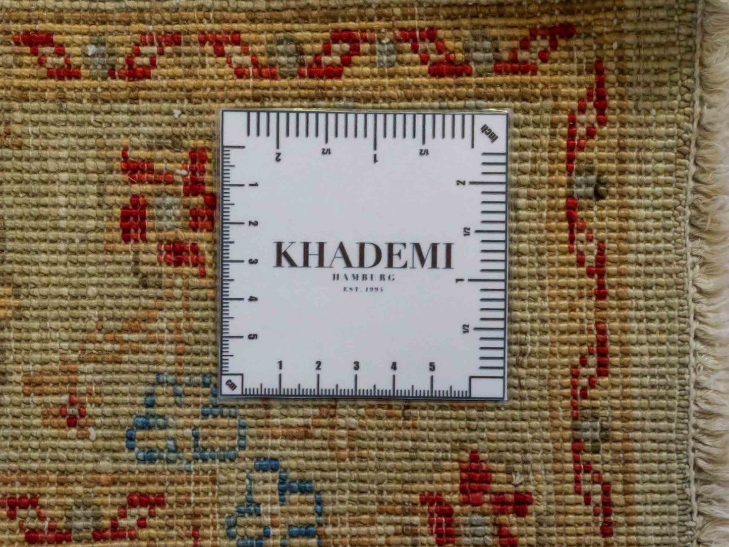 Handgeknüpfter Ziegler Farahan Orientteppich von Khademi aus Wolle, gold, beige. Klassisches Allover-Design. Traditionell von Hand geknüpft in Afghanistan. Größe: 114 cm x 79 cm. Teppichnummer: RB3-1024. Verkauf durch Jupiter Intl.