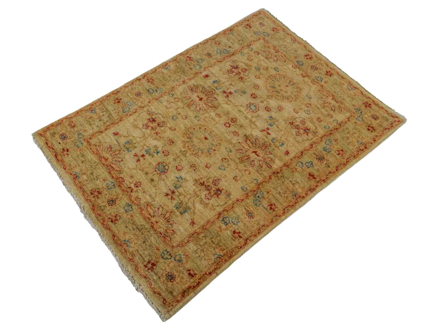 Handgeknüpfter Ziegler Farahan Orientteppich von Khademi aus Wolle, gold, beige. Klassisches Allover-Design. Traditionell von Hand geknüpft in Afghanistan. Größe: 114 cm x 79 cm. Teppichnummer: RB3-1024. Verkauf durch Jupiter Intl.