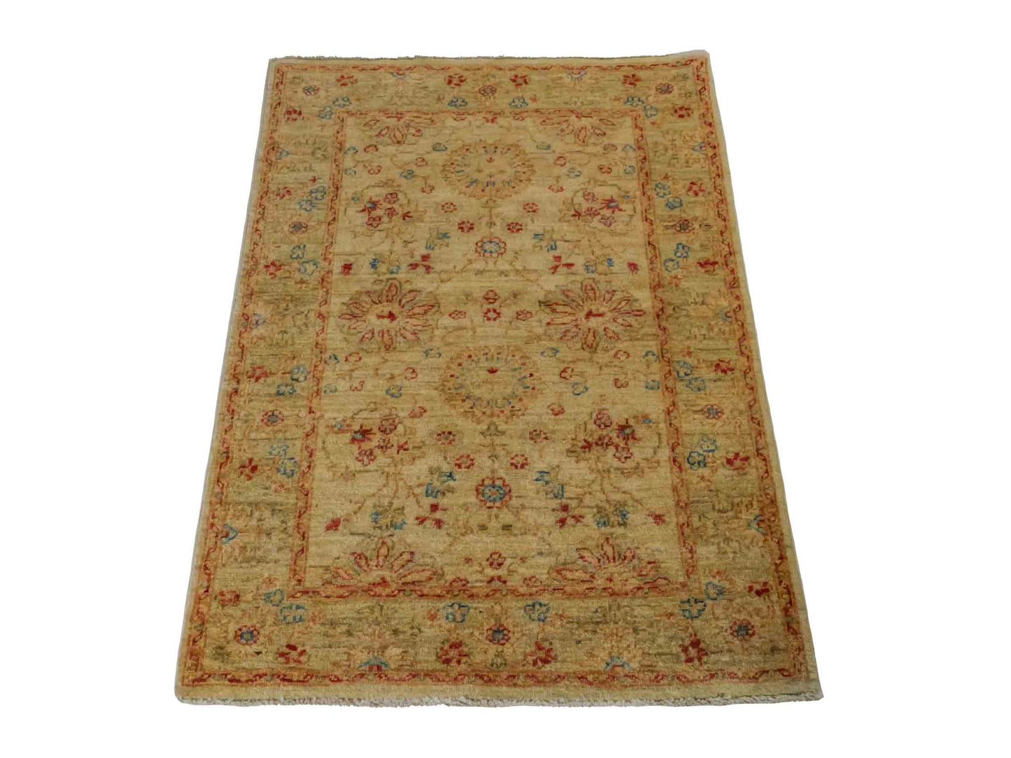 Handgeknüpfter Ziegler Farahan Orientteppich von Khademi aus Wolle, gold, beige. Klassisches Allover-Design. Traditionell von Hand geknüpft in Afghanistan. Größe: 114 cm x 79 cm. Teppichnummer: RB3-1024. Verkauf durch Jupiter Intl.