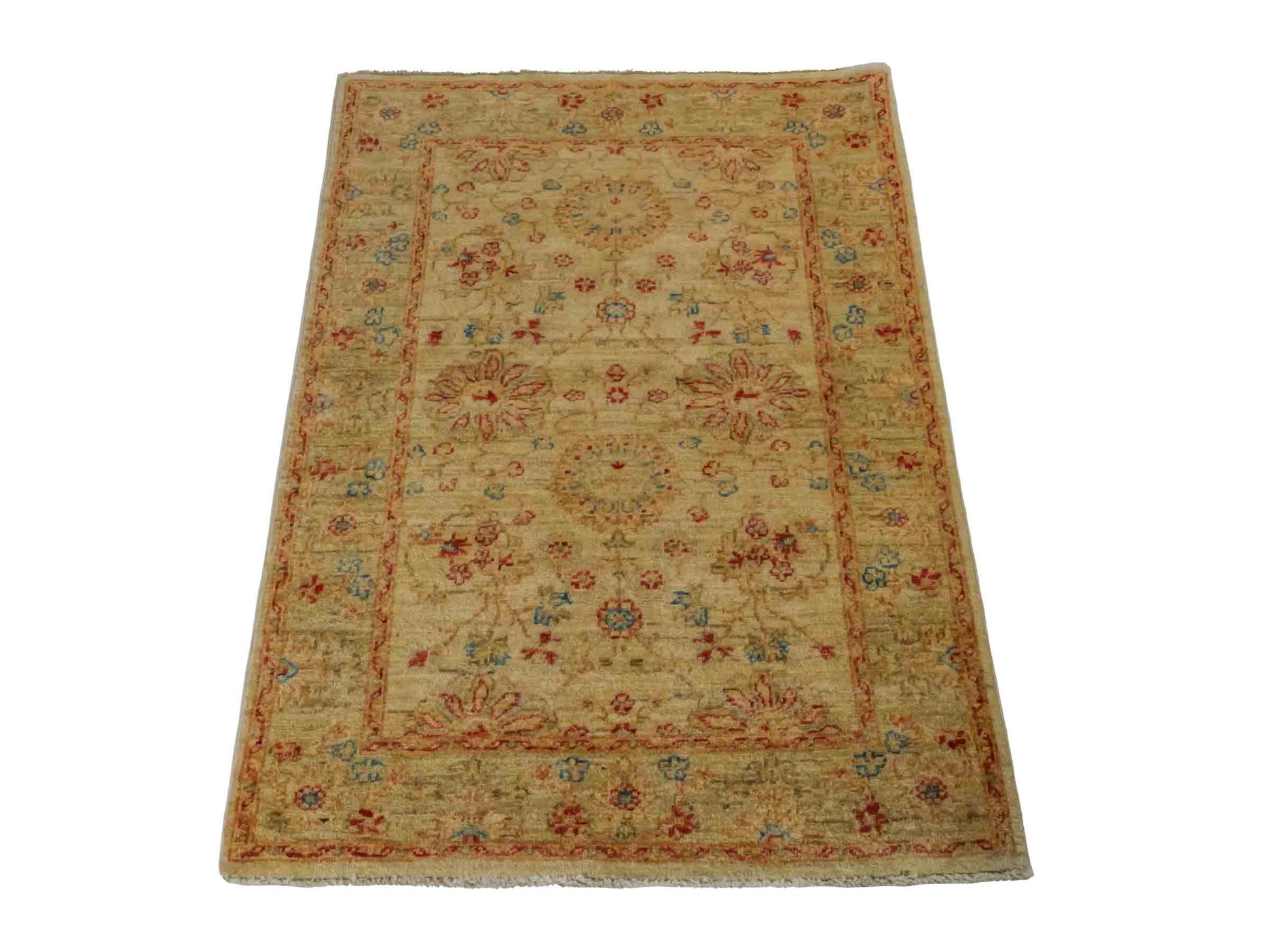 Handgeknüpfter Ziegler Farahan Orientteppich von Khademi aus Wolle, gold, beige. Klassisches Allover-Design. Traditionell von Hand geknüpft in Afghanistan. Größe: 114 cm x 79 cm. Teppichnummer: RB3-1024. Verkauf durch Jupiter Intl.