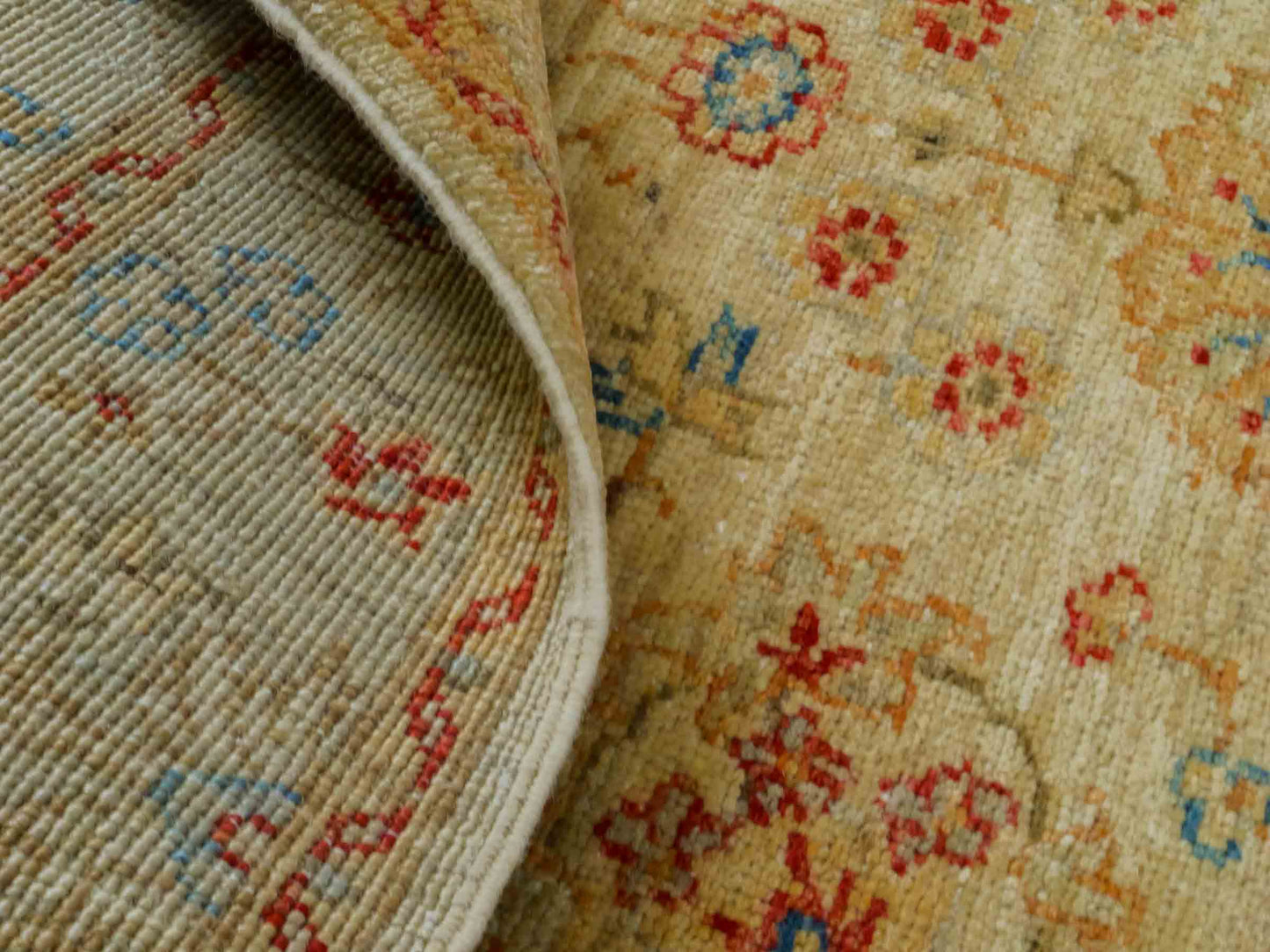 Handgeknüpfter Ziegler Farahan Orientteppich von Khademi aus Wolle, gold, beige. Klassisches Allover-Design. Traditionell von Hand geknüpft in Afghanistan. Größe: 114 cm x 79 cm. Teppichnummer: RB3-1024. Verkauf durch Jupiter Intl.