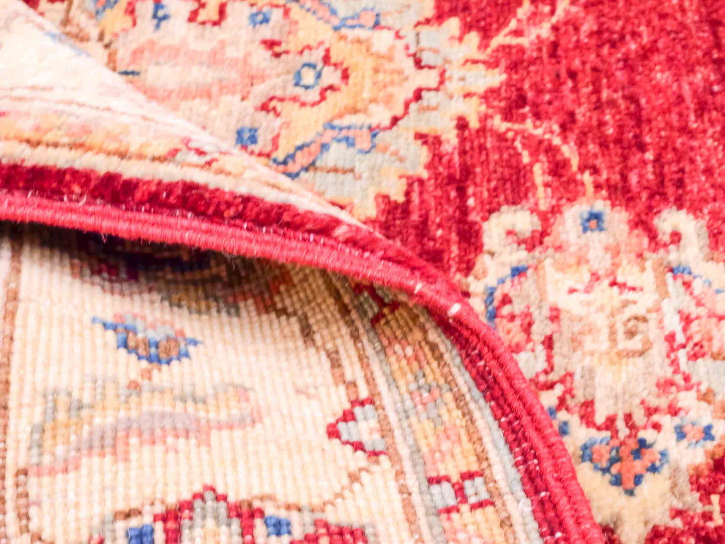 Handgeknüpfter Ziegler Farahan Orientteppich von Khademi aus Wolle, rot, gold, beige. Klassisches Allover-Design. Traditionell von Hand geknüpft in Afghanistan. Größe: 117 cm x 80 cm. Teppichnummer: SB3-1023. Verkauf durch Jupiter Intl.