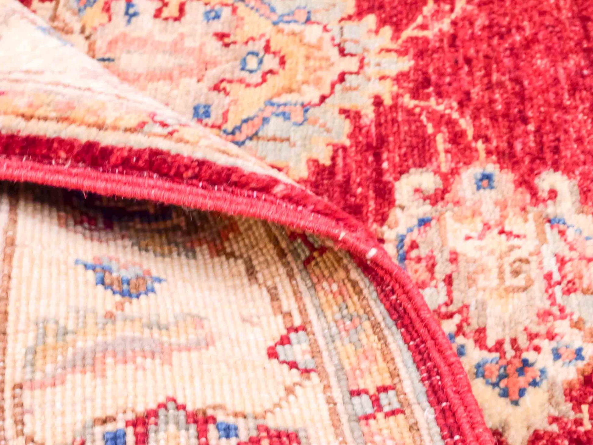 Handgeknüpfter Ziegler Farahan Orientteppich von Khademi aus Wolle, rot, gold, beige. Klassisches Allover-Design. Traditionell von Hand geknüpft in Afghanistan. Größe: 117 cm x 80 cm. Teppichnummer: SB3-1023. Verkauf durch Jupiter Intl.