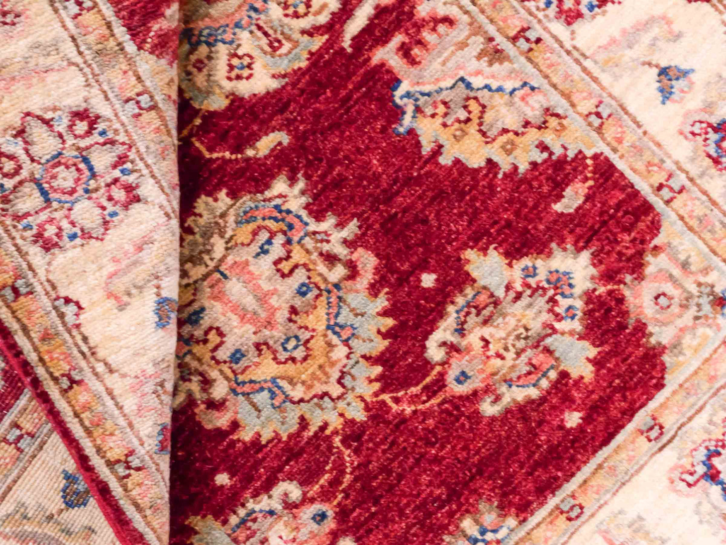 Handgeknüpfter Ziegler Farahan Orientteppich von Khademi aus Wolle, rot, gold, beige. Klassisches Allover-Design. Traditionell von Hand geknüpft in Afghanistan. Größe: 117 cm x 80 cm. Teppichnummer: SB3-1023. Verkauf durch Jupiter Intl.