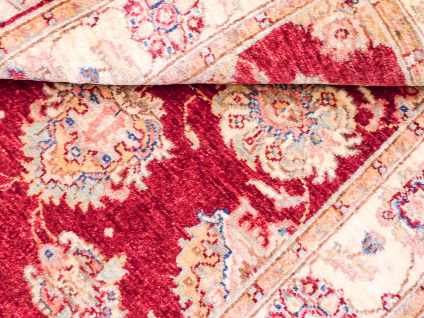 Handgeknüpfter Ziegler Farahan Orientteppich von Khademi aus Wolle, rot, gold, beige. Klassisches Allover-Design. Traditionell von Hand geknüpft in Afghanistan. Größe: 117 cm x 80 cm. Teppichnummer: SB3-1023. Verkauf durch Jupiter Intl.