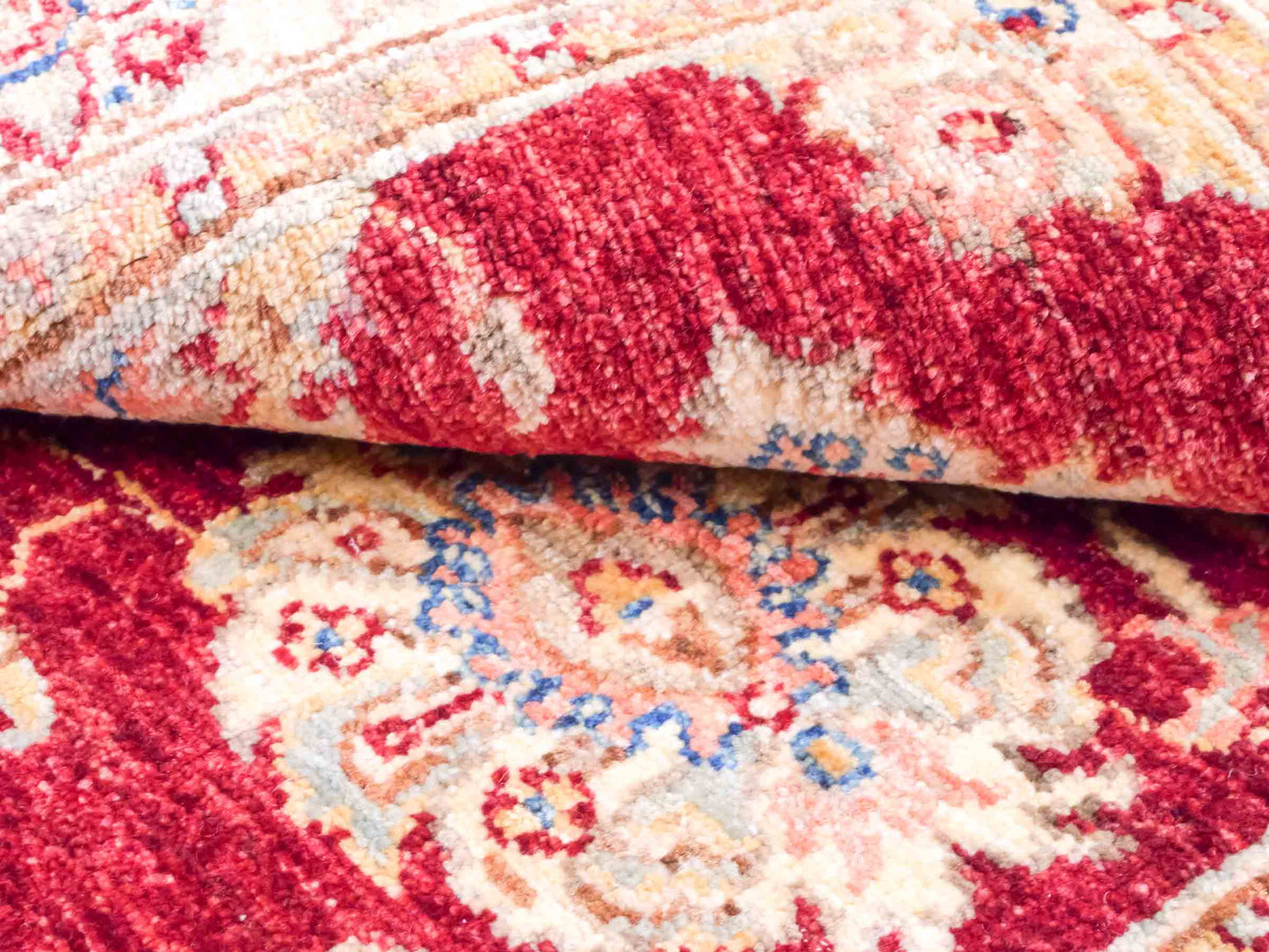 Handgeknüpfter Ziegler Farahan Orientteppich von Khademi aus Wolle, rot, gold, beige. Klassisches Allover-Design. Traditionell von Hand geknüpft in Afghanistan. Größe: 117 cm x 80 cm. Teppichnummer: SB3-1023. Verkauf durch Jupiter Intl.
