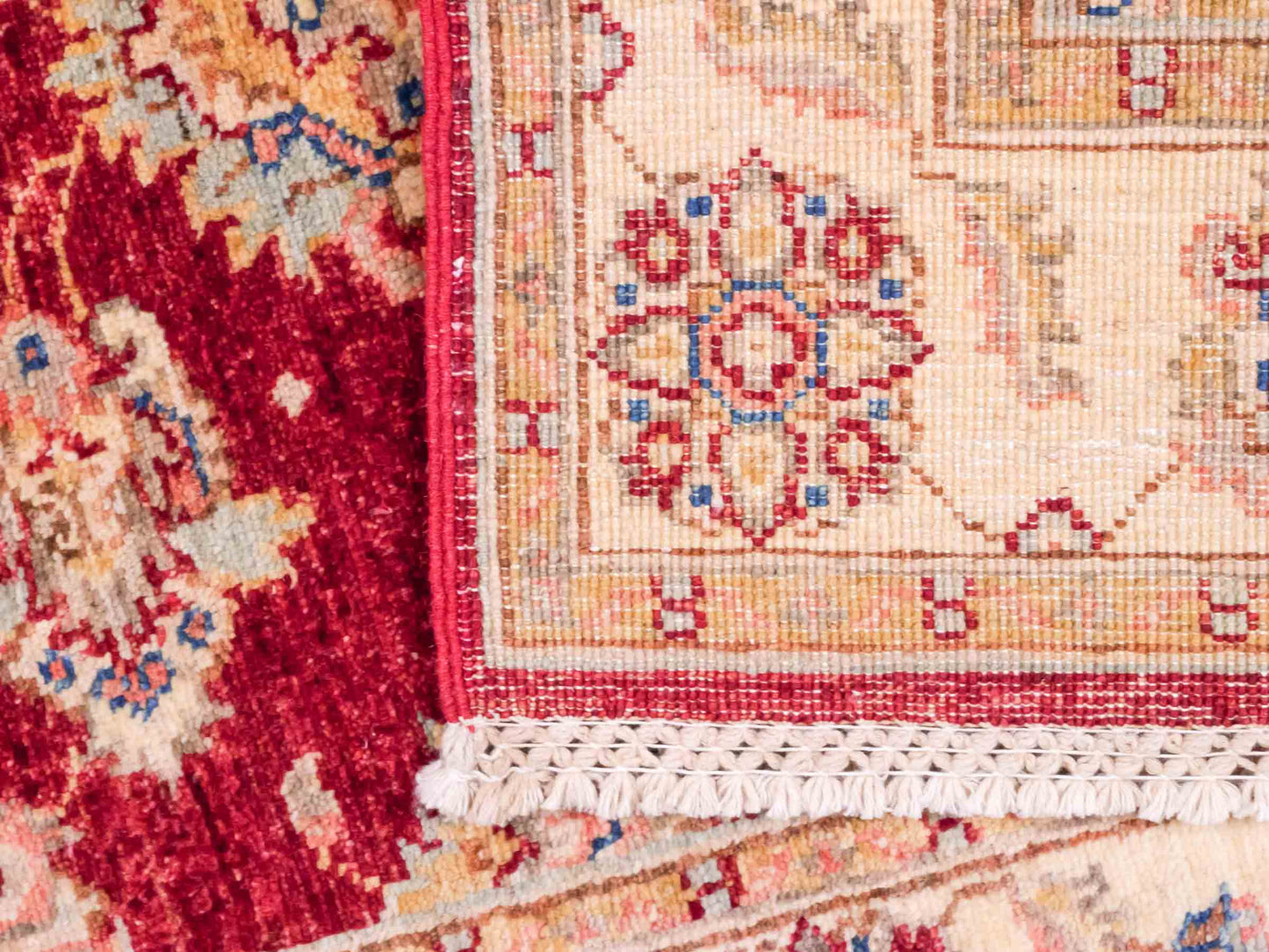 Handgeknüpfter Ziegler Farahan Orientteppich von Khademi aus Wolle, rot, gold, beige. Klassisches Allover-Design. Traditionell von Hand geknüpft in Afghanistan. Größe: 117 cm x 80 cm. Teppichnummer: SB3-1023. Verkauf durch Jupiter Intl.