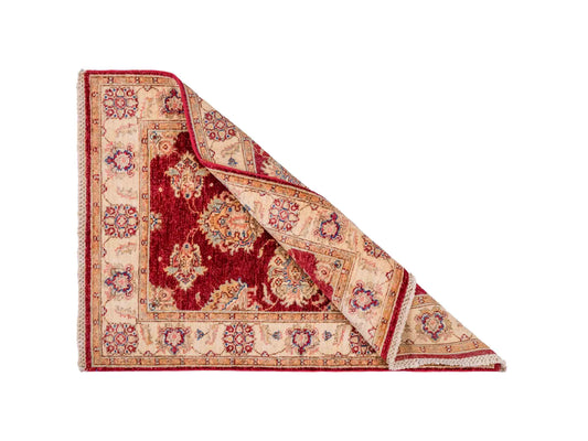 Handgeknüpfter Ziegler Farahan Orientteppich von Khademi aus Wolle, rot, gold, beige. Klassisches Allover-Design. Traditionell von Hand geknüpft in Afghanistan. Größe: 117 cm x 80 cm. Teppichnummer: SB3-1023. Verkauf durch Jupiter Intl.