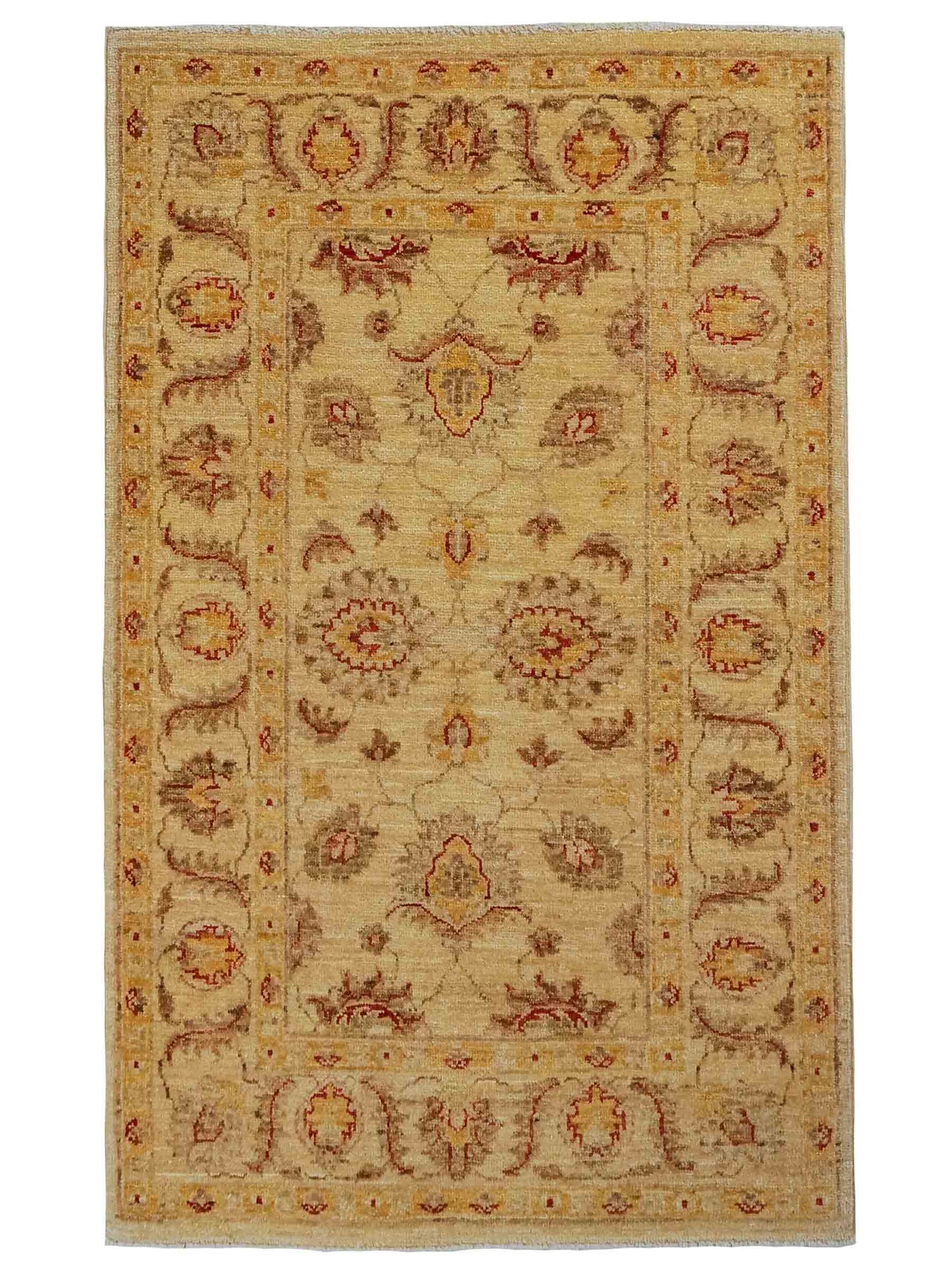 Handgeknüpfter Ziegler Farahan Orientteppich von Khademi aus Wolle, gold, beige. Klassisches Allover-Design. Traditionell von Hand geknüpft in Afghanistan. Größe: 118 cm x 78 cm. Teppichnummer: RB3-1043. Verkauf durch Jupiter Intl.