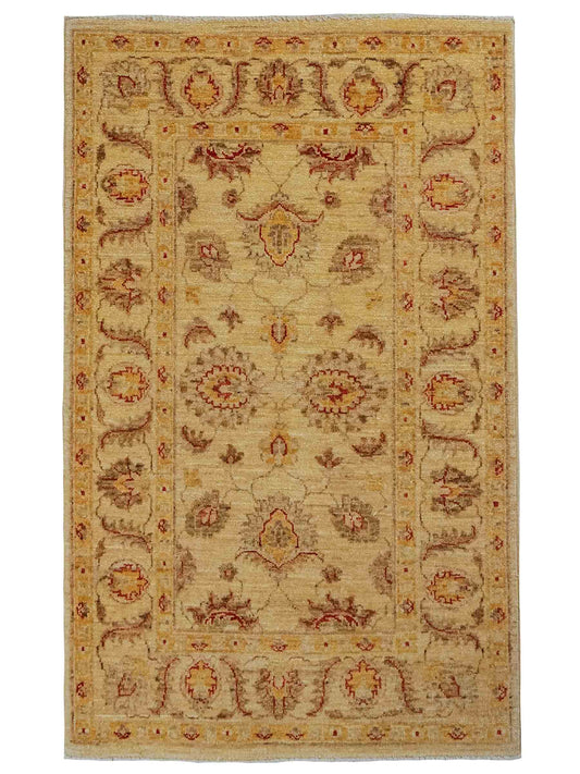 Handgeknüpfter Ziegler Farahan Orientteppich von Khademi aus Wolle, gold, beige. Klassisches Allover-Design. Traditionell von Hand geknüpft in Afghanistan. Größe: 118 cm x 78 cm. Teppichnummer: RB3-1043. Verkauf durch Jupiter Intl.