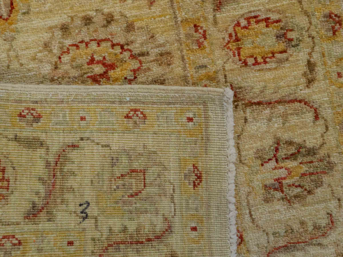 Handgeknüpfter Ziegler Farahan Orientteppich von Khademi aus Wolle, gold, beige. Klassisches Allover-Design. Traditionell von Hand geknüpft in Afghanistan. Größe: 118 cm x 78 cm. Teppichnummer: RB3-1043. Verkauf durch Jupiter Intl.