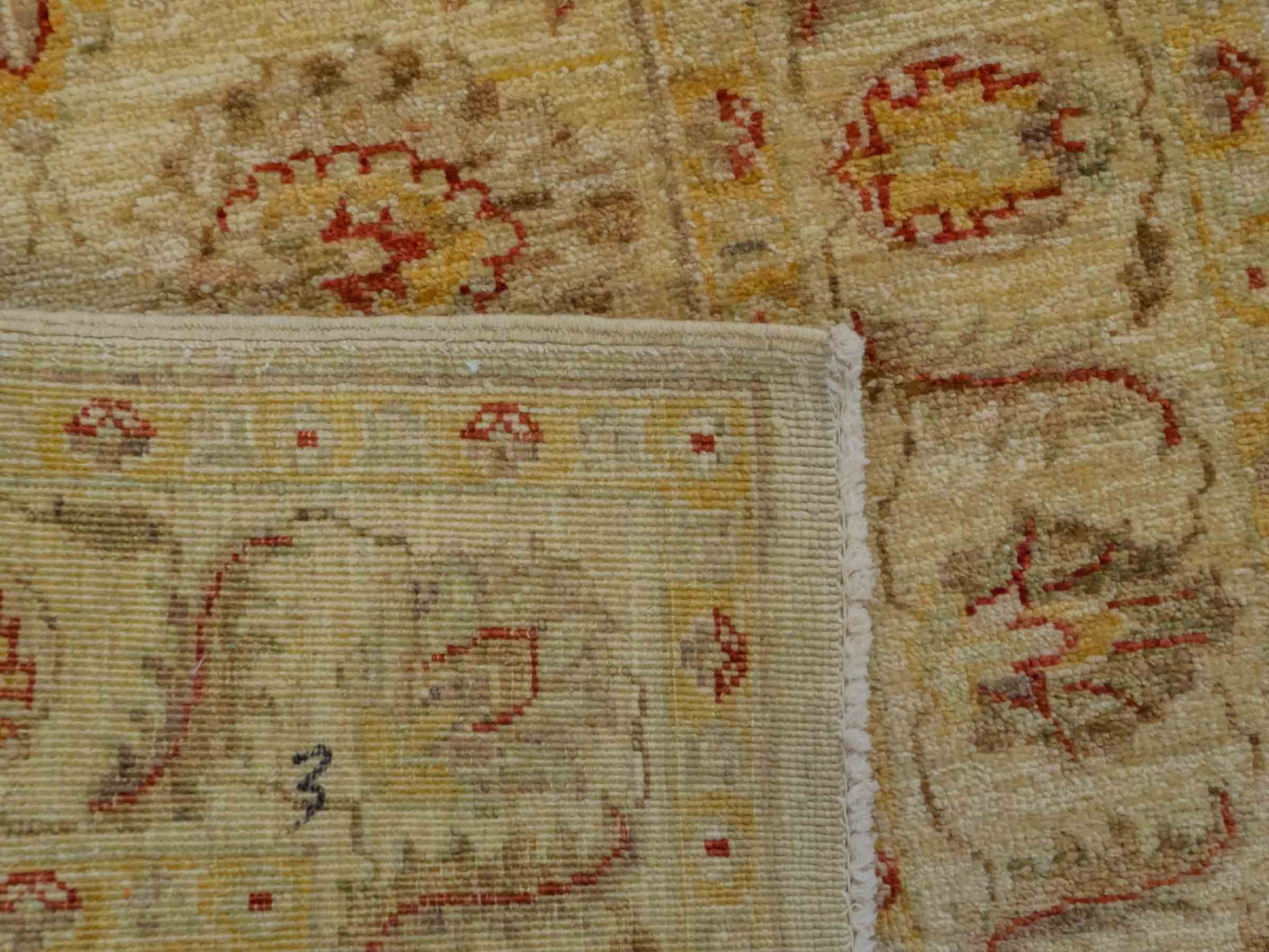 Handgeknüpfter Ziegler Farahan Orientteppich von Khademi aus Wolle, gold, beige. Klassisches Allover-Design. Traditionell von Hand geknüpft in Afghanistan. Größe: 118 cm x 78 cm. Teppichnummer: RB3-1043. Verkauf durch Jupiter Intl.