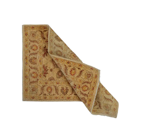 Handgeknüpfter Ziegler Farahan Orientteppich von Khademi aus Wolle, gold, beige. Klassisches Allover-Design. Traditionell von Hand geknüpft in Afghanistan. Größe: 118 cm x 78 cm. Teppichnummer: RB3-1043. Verkauf durch Jupiter Intl.