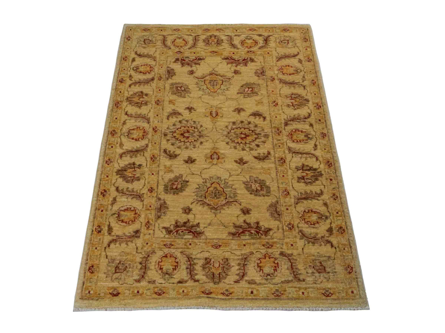 Handgeknüpfter Ziegler Farahan Orientteppich von Khademi aus Wolle, gold, beige. Klassisches Allover-Design. Traditionell von Hand geknüpft in Afghanistan. Größe: 118 cm x 78 cm. Teppichnummer: RB3-1043. Verkauf durch Jupiter Intl.