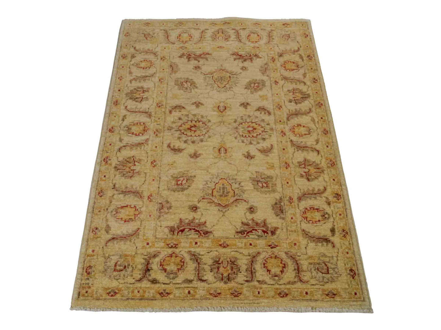 Handgeknüpfter Ziegler Farahan Orientteppich von Khademi aus Wolle, gold, beige. Klassisches Allover-Design. Traditionell von Hand geknüpft in Afghanistan. Größe: 118 cm x 78 cm. Teppichnummer: RB3-1043. Verkauf durch Jupiter Intl.