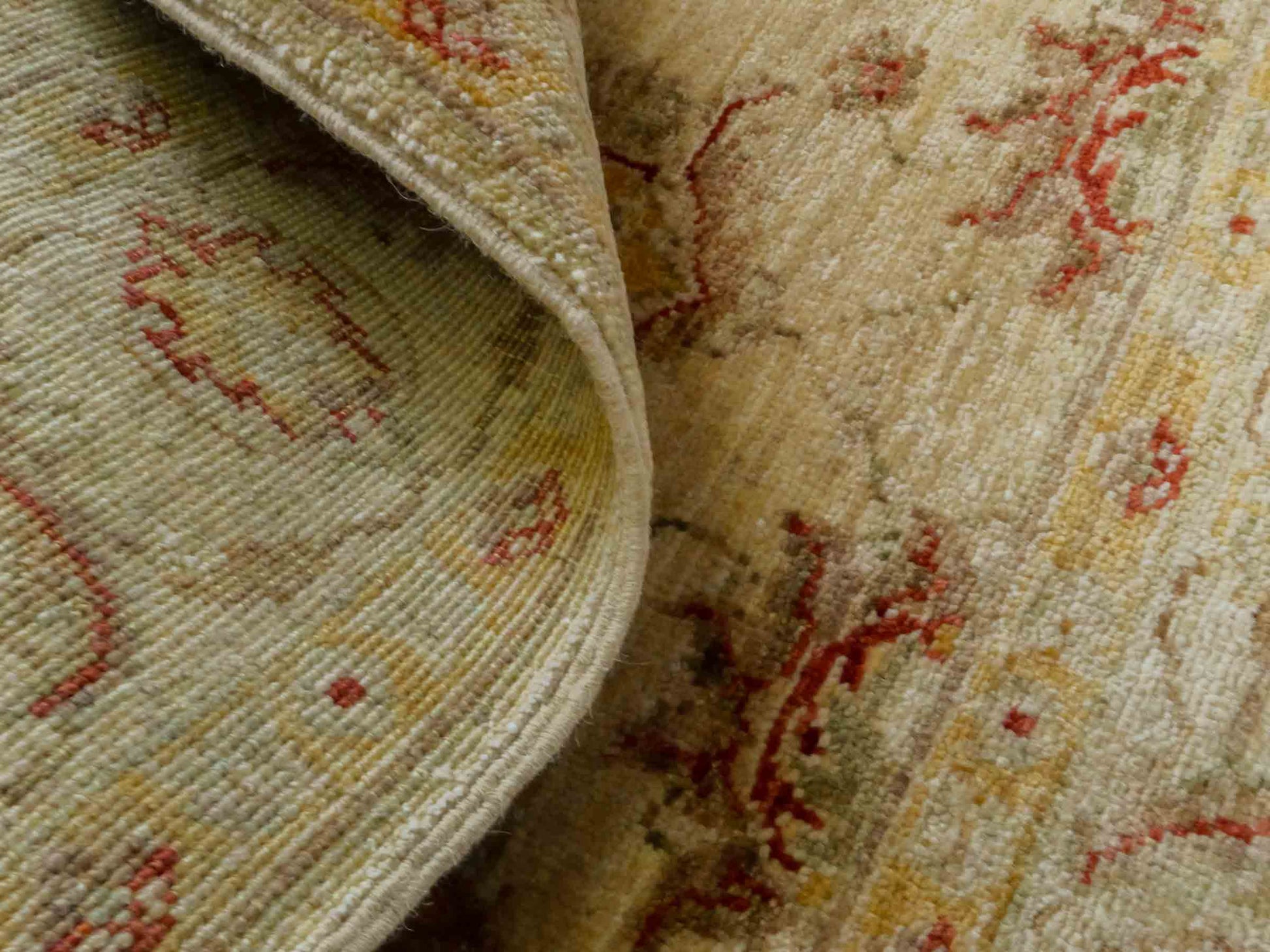Handgeknüpfter Ziegler Farahan Orientteppich von Khademi aus Wolle, gold, beige. Klassisches Allover-Design. Traditionell von Hand geknüpft in Afghanistan. Größe: 118 cm x 78 cm. Teppichnummer: RB3-1043. Verkauf durch Jupiter Intl.