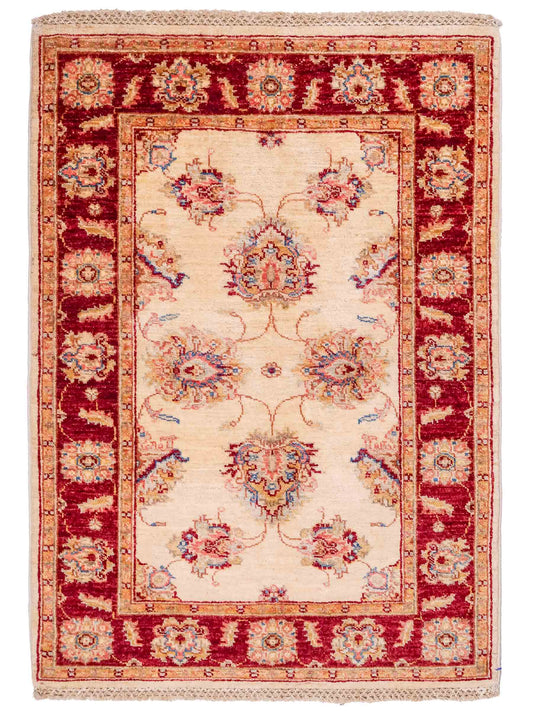 Handgeknüpfter Ziegler Farahan Orientteppich von Khademi aus Wolle, gold, beige, rot. Klassisches Allover-Design. Traditionell von Hand geknüpft in Afghanistan. Größe: 119 cm x 83 cm. Teppichnummer: SB3-1022. Verkauf durch Jupiter Intl.
