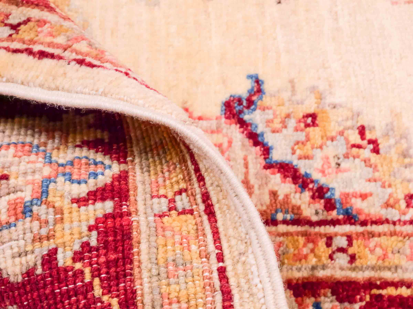 Handgeknüpfter Ziegler Farahan Orientteppich von Khademi aus Wolle, gold, beige, rot. Klassisches Allover-Design. Traditionell von Hand geknüpft in Afghanistan. Größe: 119 cm x 83 cm. Teppichnummer: SB3-1022. Verkauf durch Jupiter Intl.