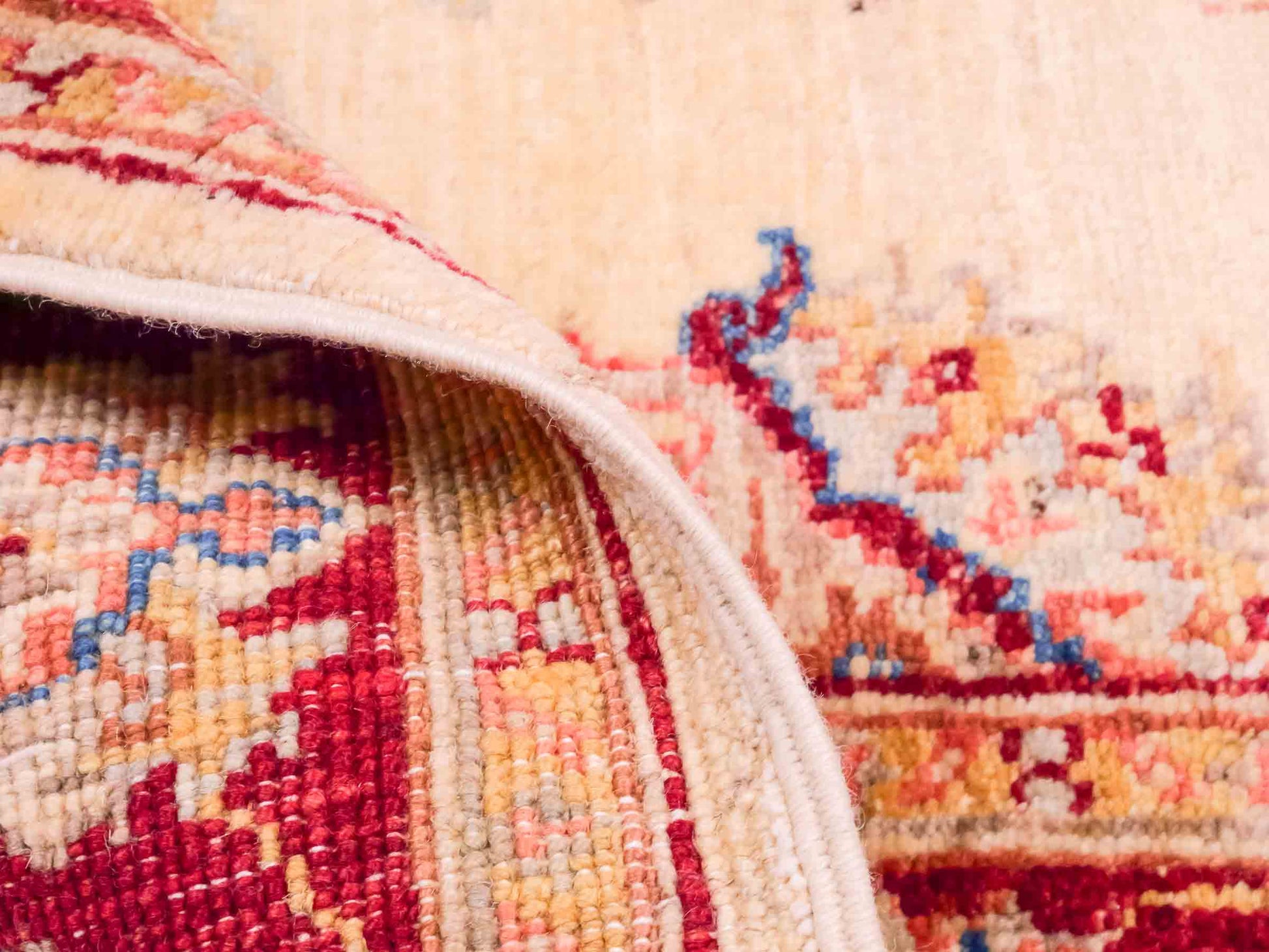 Handgeknüpfter Ziegler Farahan Orientteppich von Khademi aus Wolle, gold, beige, rot. Klassisches Allover-Design. Traditionell von Hand geknüpft in Afghanistan. Größe: 119 cm x 83 cm. Teppichnummer: SB3-1022. Verkauf durch Jupiter Intl.