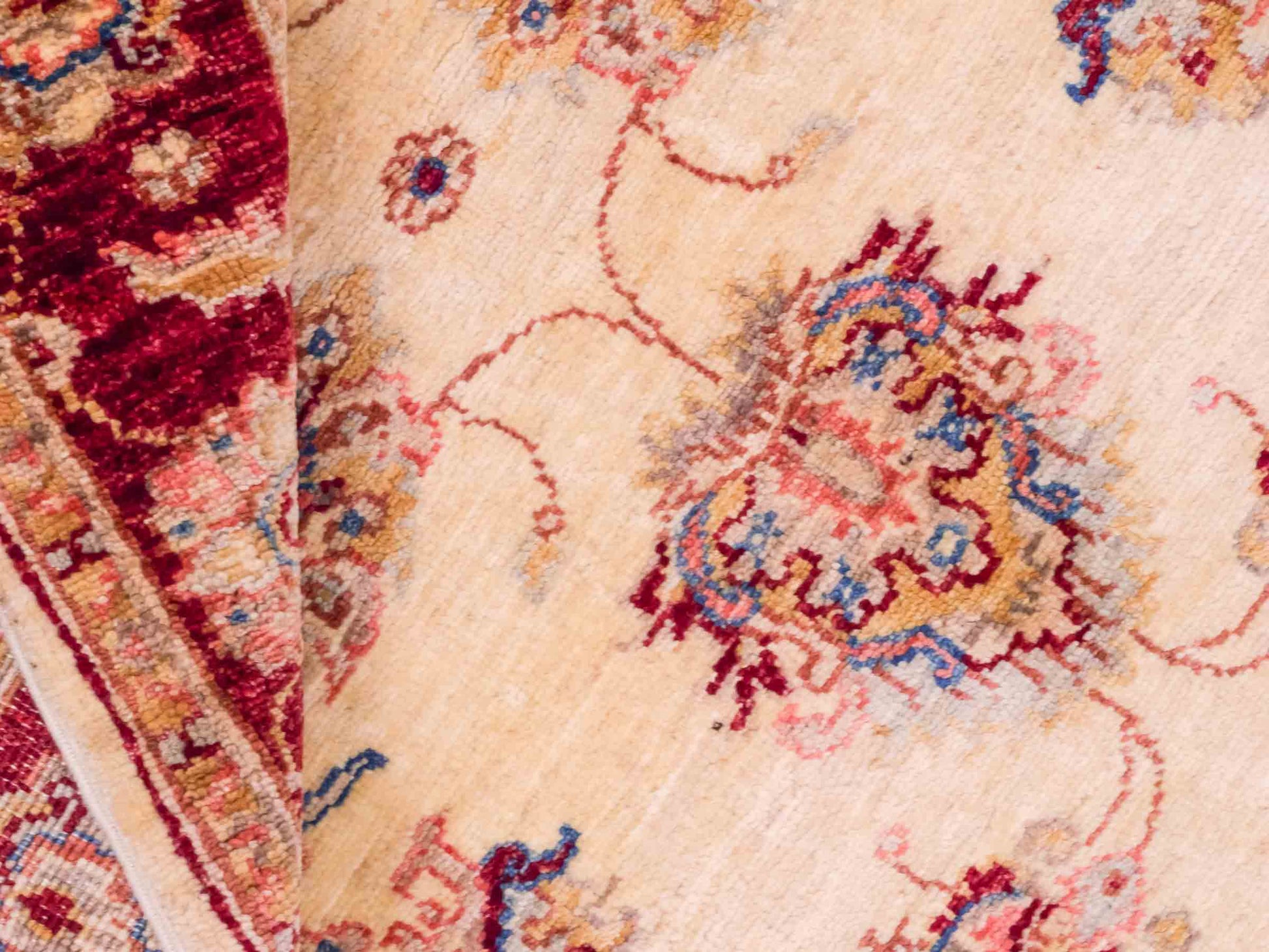 Handgeknüpfter Ziegler Farahan Orientteppich von Khademi aus Wolle, gold, beige, rot. Klassisches Allover-Design. Traditionell von Hand geknüpft in Afghanistan. Größe: 119 cm x 83 cm. Teppichnummer: SB3-1022. Verkauf durch Jupiter Intl.