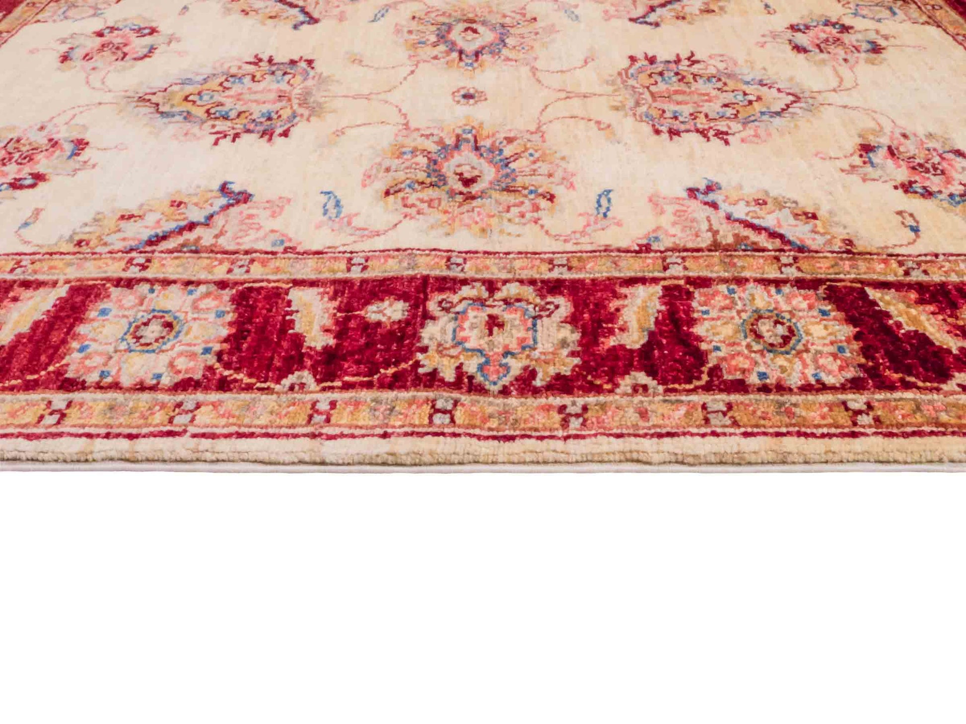 Handgeknüpfter Ziegler Farahan Orientteppich von Khademi aus Wolle, gold, beige, rot. Klassisches Allover-Design. Traditionell von Hand geknüpft in Afghanistan. Größe: 119 cm x 83 cm. Teppichnummer: SB3-1022. Verkauf durch Jupiter Intl.