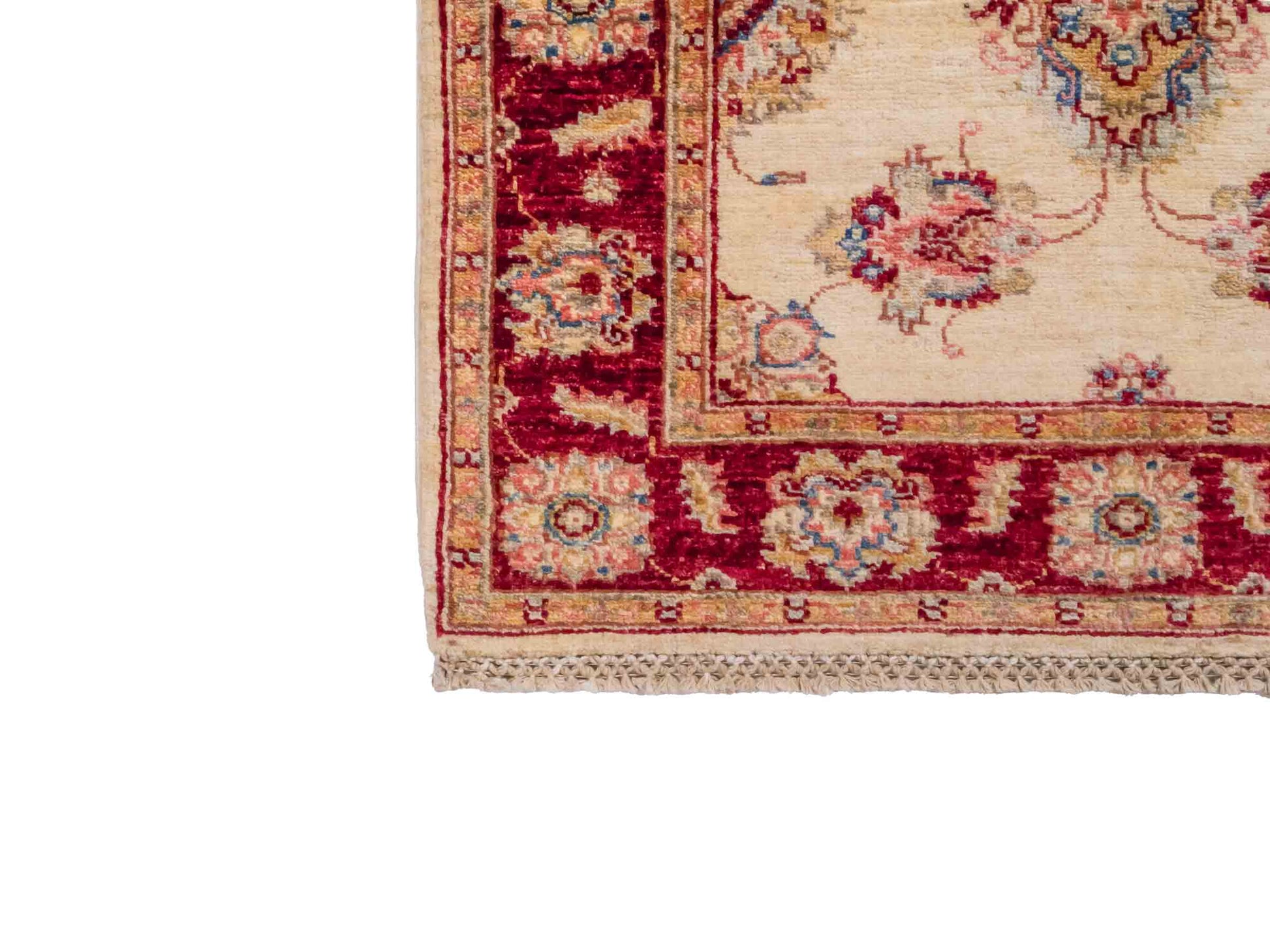 Handgeknüpfter Ziegler Farahan Orientteppich von Khademi aus Wolle, gold, beige, rot. Klassisches Allover-Design. Traditionell von Hand geknüpft in Afghanistan. Größe: 119 cm x 83 cm. Teppichnummer: SB3-1022. Verkauf durch Jupiter Intl.