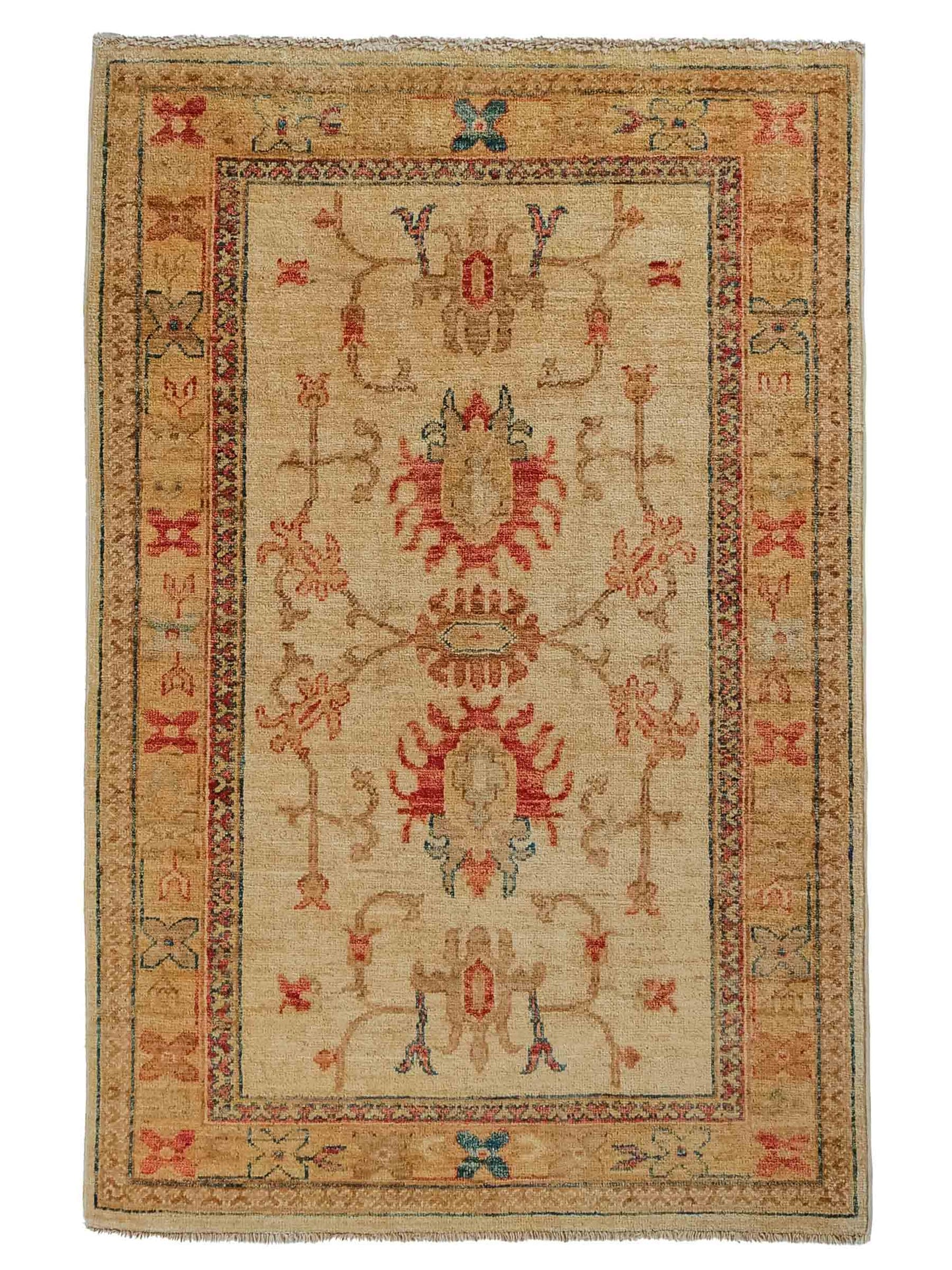Handgeknüpfter Ziegler Farahan Orientteppich von Khademi aus Wolle, gold, beige. Klassisches Allover-Design. Traditionell von Hand geknüpft in Afghanistan. Größe: 120 cm x 81 cm. Teppichnummer: RB3-1026. Verkauf durch Jupiter Intl.