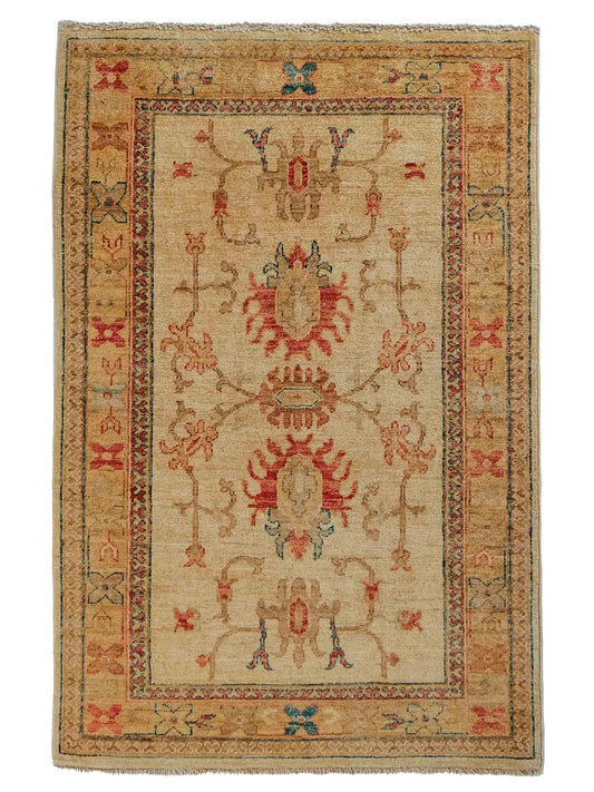 Handgeknüpfter Ziegler Farahan Orientteppich von Khademi aus Wolle, gold, beige. Klassisches Allover-Design. Traditionell von Hand geknüpft in Afghanistan. Größe: 120 cm x 81 cm. Teppichnummer: RB3-1026. Verkauf durch Jupiter Intl.