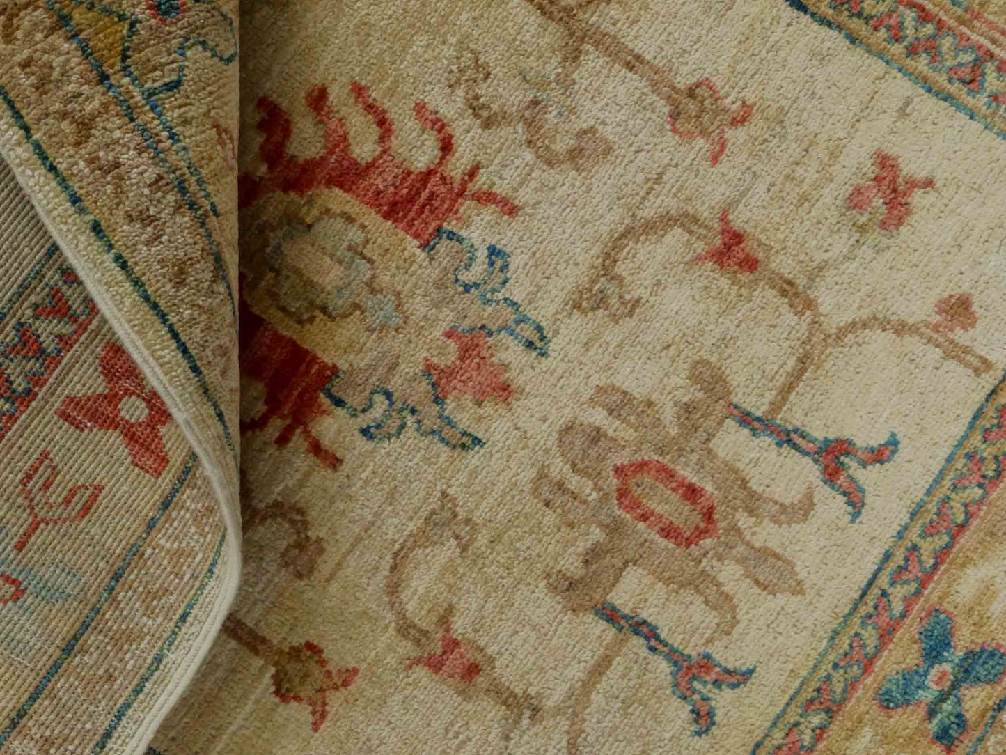 Handgeknüpfter Ziegler Farahan Orientteppich von Khademi aus Wolle, gold, beige. Klassisches Allover-Design. Traditionell von Hand geknüpft in Afghanistan. Größe: 120 cm x 81 cm. Teppichnummer: RB3-1026. Verkauf durch Jupiter Intl.