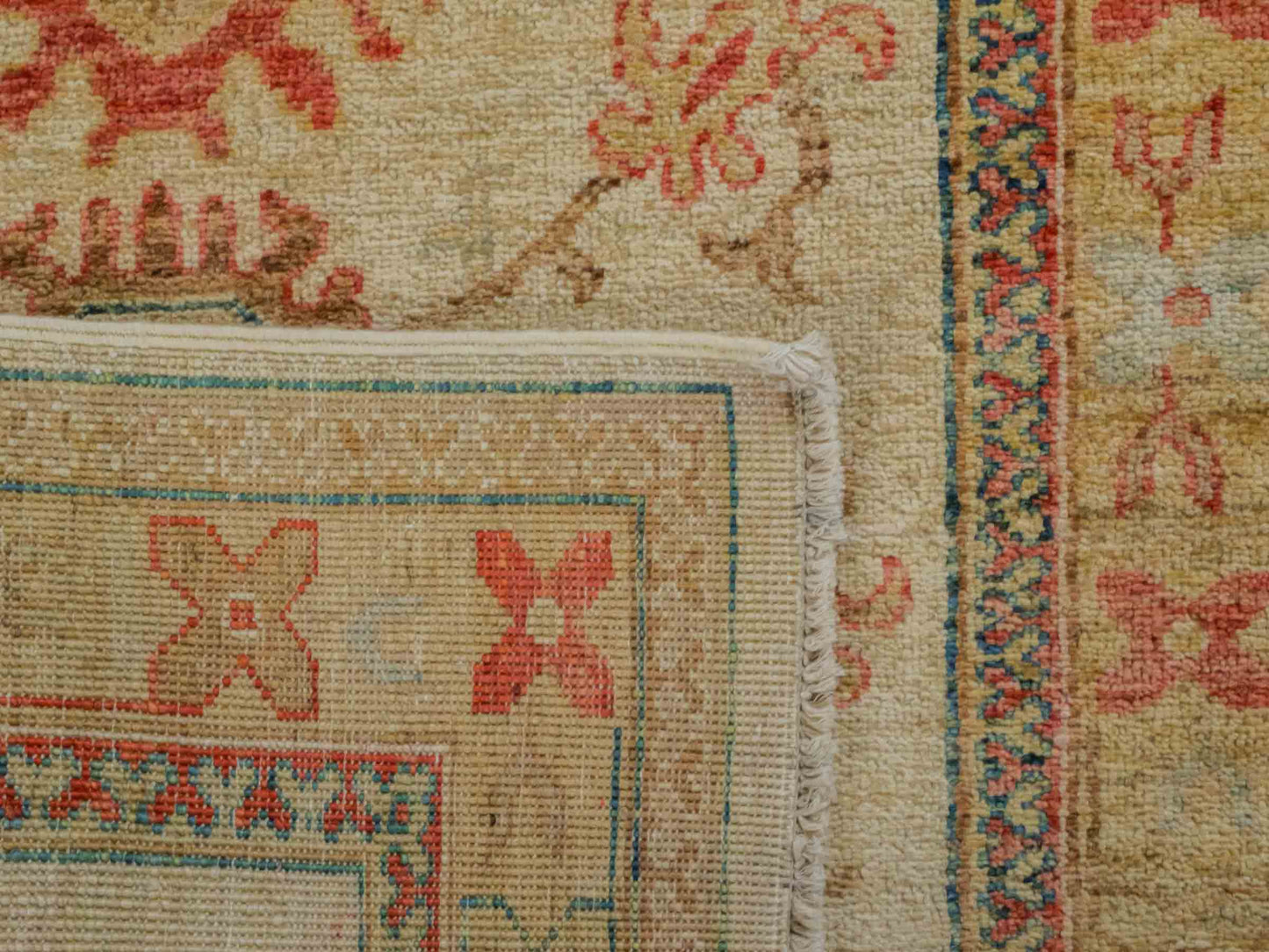 Handgeknüpfter Ziegler Farahan Orientteppich von Khademi aus Wolle, gold, beige. Klassisches Allover-Design. Traditionell von Hand geknüpft in Afghanistan. Größe: 120 cm x 81 cm. Teppichnummer: RB3-1026. Verkauf durch Jupiter Intl.