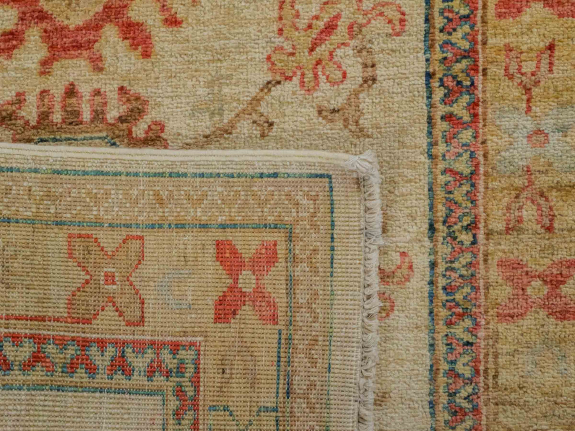 Handgeknüpfter Ziegler Farahan Orientteppich von Khademi aus Wolle, gold, beige. Klassisches Allover-Design. Traditionell von Hand geknüpft in Afghanistan. Größe: 120 cm x 81 cm. Teppichnummer: RB3-1026. Verkauf durch Jupiter Intl.