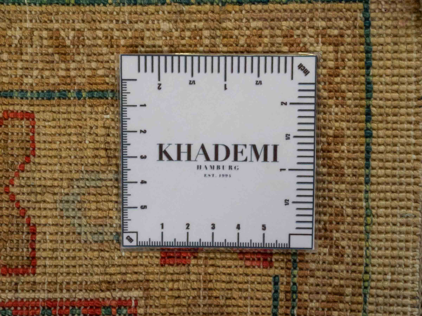 Handgeknüpfter Ziegler Farahan Orientteppich von Khademi aus Wolle, gold, beige. Klassisches Allover-Design. Traditionell von Hand geknüpft in Afghanistan. Größe: 120 cm x 81 cm. Teppichnummer: RB3-1026. Verkauf durch Jupiter Intl.