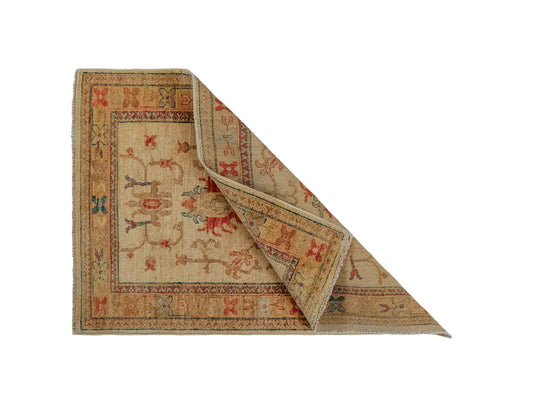 Handgeknüpfter Ziegler Farahan Orientteppich von Khademi aus Wolle, gold, beige. Klassisches Allover-Design. Traditionell von Hand geknüpft in Afghanistan. Größe: 120 cm x 81 cm. Teppichnummer: RB3-1026. Verkauf durch Jupiter Intl.