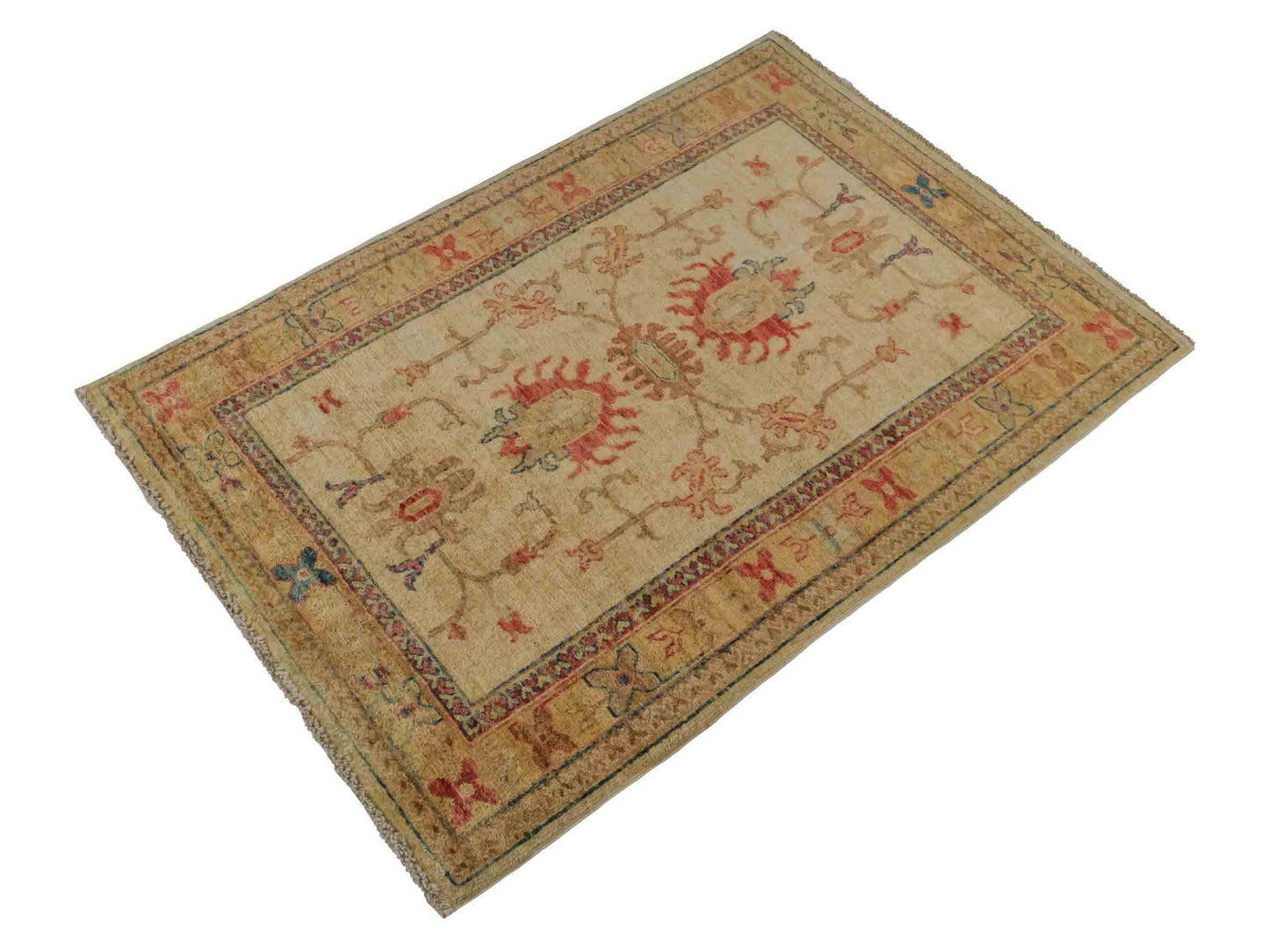 Handgeknüpfter Ziegler Farahan Orientteppich von Khademi aus Wolle, gold, beige. Klassisches Allover-Design. Traditionell von Hand geknüpft in Afghanistan. Größe: 120 cm x 81 cm. Teppichnummer: RB3-1026. Verkauf durch Jupiter Intl.