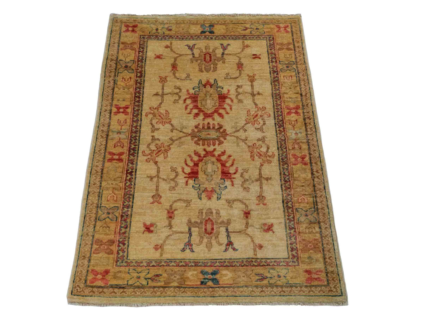 Handgeknüpfter Ziegler Farahan Orientteppich von Khademi aus Wolle, gold, beige. Klassisches Allover-Design. Traditionell von Hand geknüpft in Afghanistan. Größe: 120 cm x 81 cm. Teppichnummer: RB3-1026. Verkauf durch Jupiter Intl.