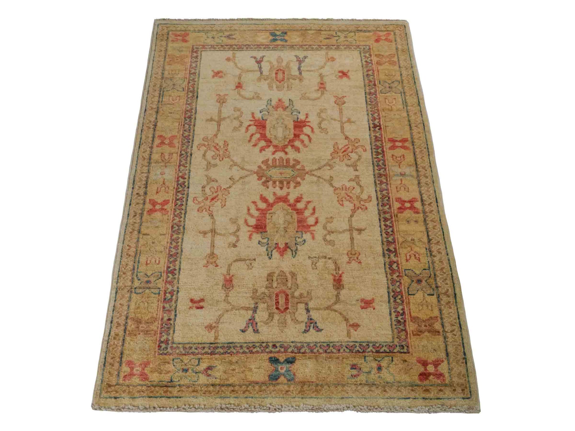 Handgeknüpfter Ziegler Farahan Orientteppich von Khademi aus Wolle, gold, beige. Klassisches Allover-Design. Traditionell von Hand geknüpft in Afghanistan. Größe: 120 cm x 81 cm. Teppichnummer: RB3-1026. Verkauf durch Jupiter Intl.