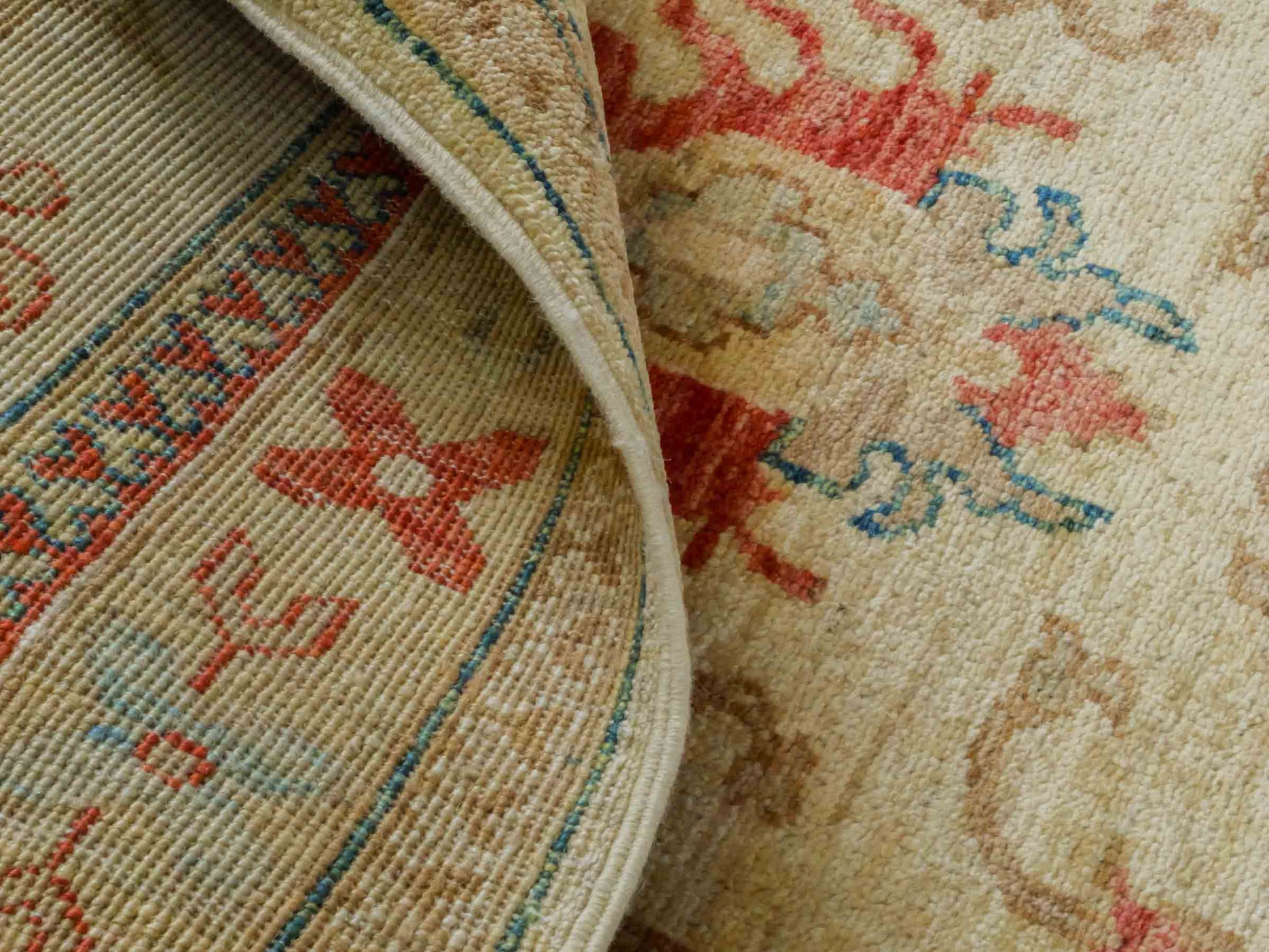 Handgeknüpfter Ziegler Farahan Orientteppich von Khademi aus Wolle, gold, beige. Klassisches Allover-Design. Traditionell von Hand geknüpft in Afghanistan. Größe: 120 cm x 81 cm. Teppichnummer: RB3-1026. Verkauf durch Jupiter Intl.