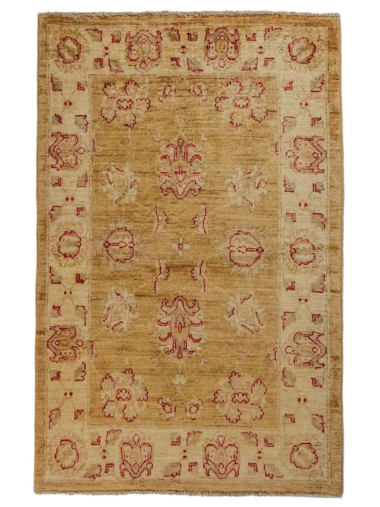 Handgeknüpfter Ziegler Farahan Orientteppich von Khademi aus Wolle, gold, beige. Klassisches Allover-Design. Traditionell von Hand geknüpft in Afghanistan. Größe: 121 cm x 80 cm. Teppichnummer: RB3-1025. Verkauf durch Jupiter Intl.
