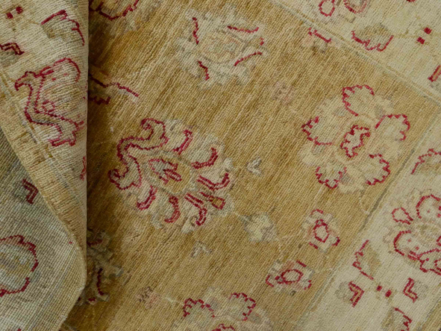 Handgeknüpfter Ziegler Farahan Orientteppich von Khademi aus Wolle, gold, beige. Klassisches Allover-Design. Traditionell von Hand geknüpft in Afghanistan. Größe: 121 cm x 80 cm. Teppichnummer: RB3-1025. Verkauf durch Jupiter Intl.