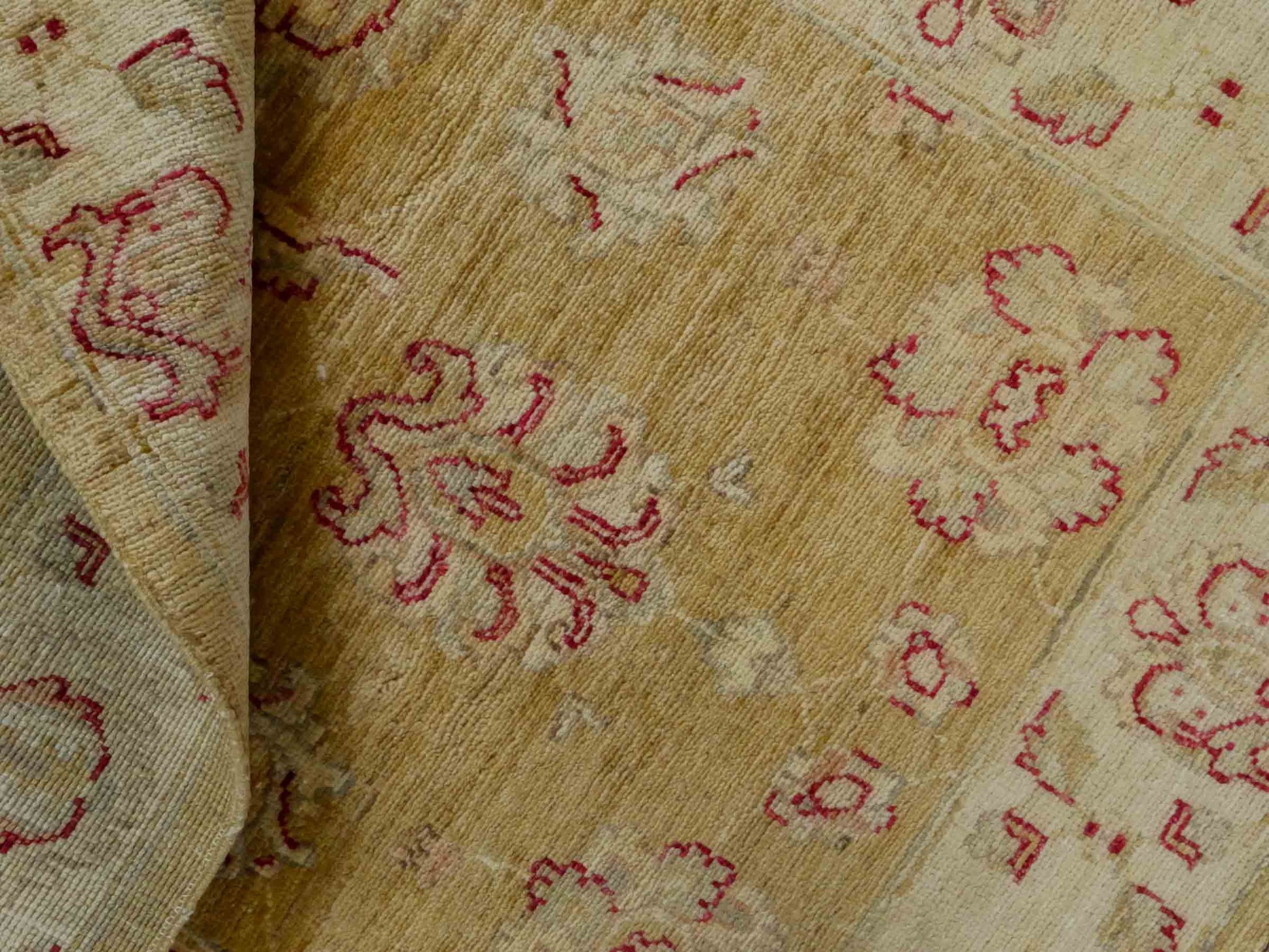 Handgeknüpfter Ziegler Farahan Orientteppich von Khademi aus Wolle, gold, beige. Klassisches Allover-Design. Traditionell von Hand geknüpft in Afghanistan. Größe: 121 cm x 80 cm. Teppichnummer: RB3-1025. Verkauf durch Jupiter Intl.