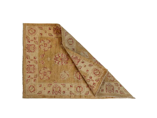 Handgeknüpfter Ziegler Farahan Orientteppich von Khademi aus Wolle, gold, beige. Klassisches Allover-Design. Traditionell von Hand geknüpft in Afghanistan. Größe: 121 cm x 80 cm. Teppichnummer: RB3-1025. Verkauf durch Jupiter Intl.