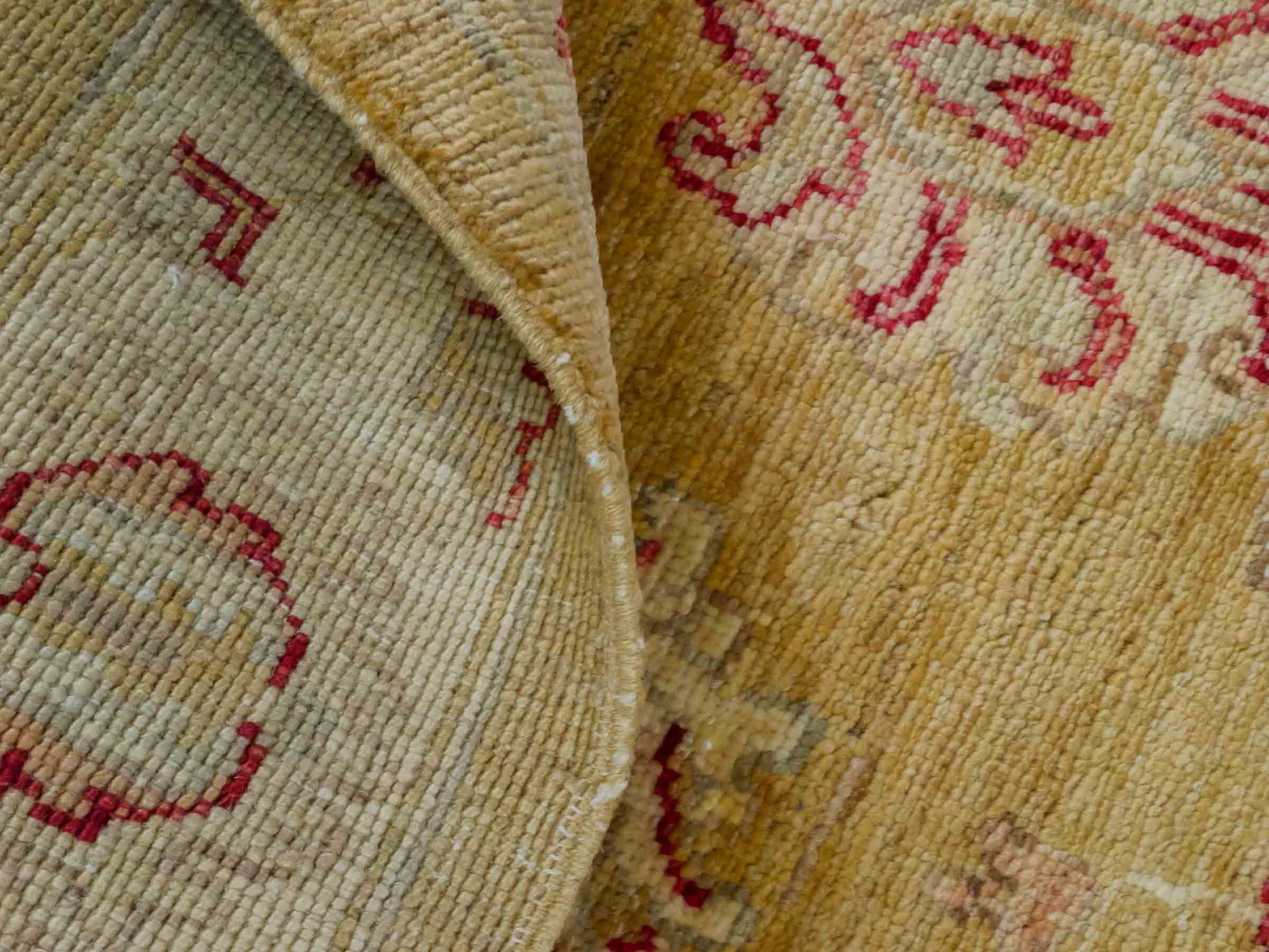 Handgeknüpfter Ziegler Farahan Orientteppich von Khademi aus Wolle, gold, beige. Klassisches Allover-Design. Traditionell von Hand geknüpft in Afghanistan. Größe: 121 cm x 80 cm. Teppichnummer: RB3-1025. Verkauf durch Jupiter Intl.